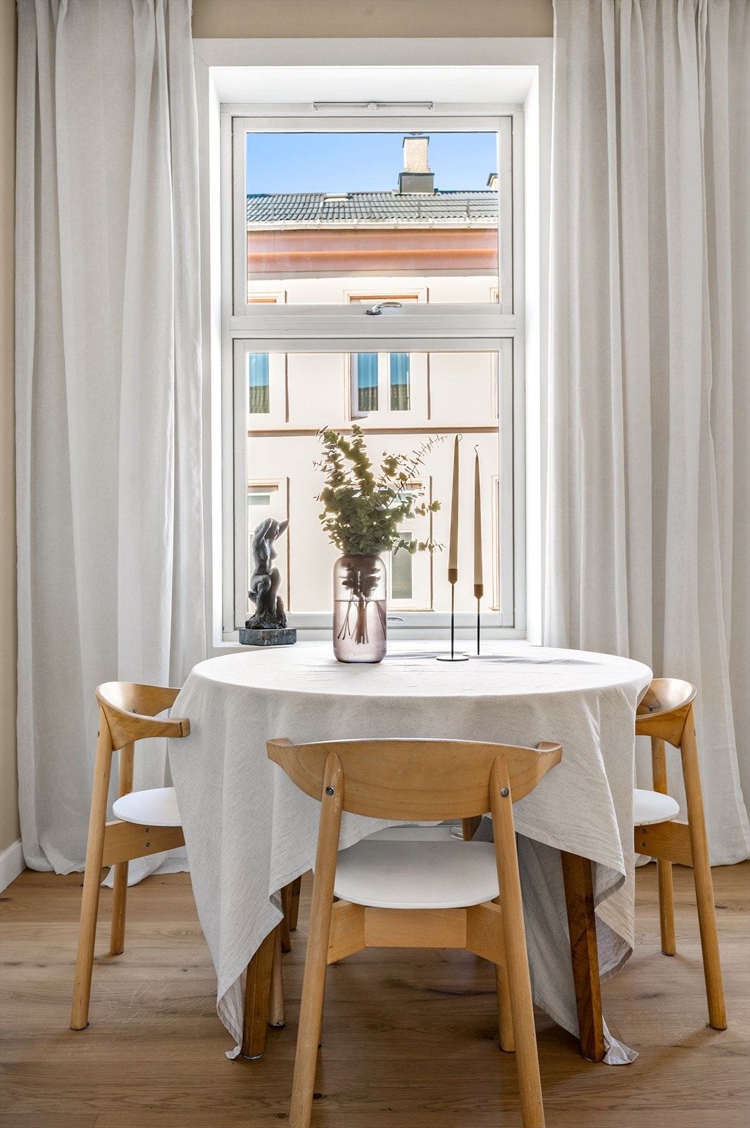 Stuen har vinduer med 2-lags glass, som ble oppgradert i 2009. Galleribilde