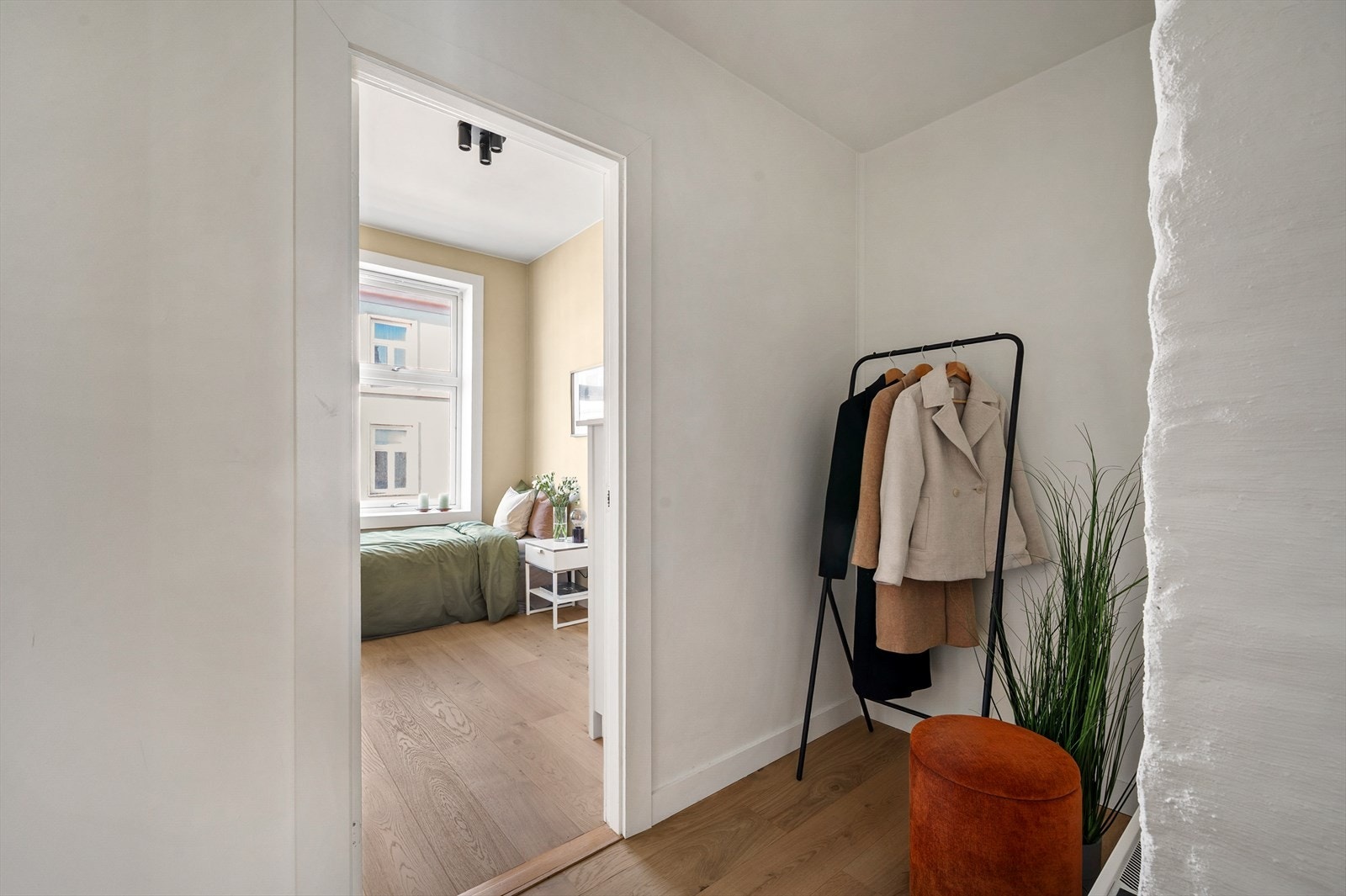 Her er det rikelig med plass til oppbevaring av yttertøy, sko og annet - enten via garderobeløsninger eller smarte nisjer. Galleribilde