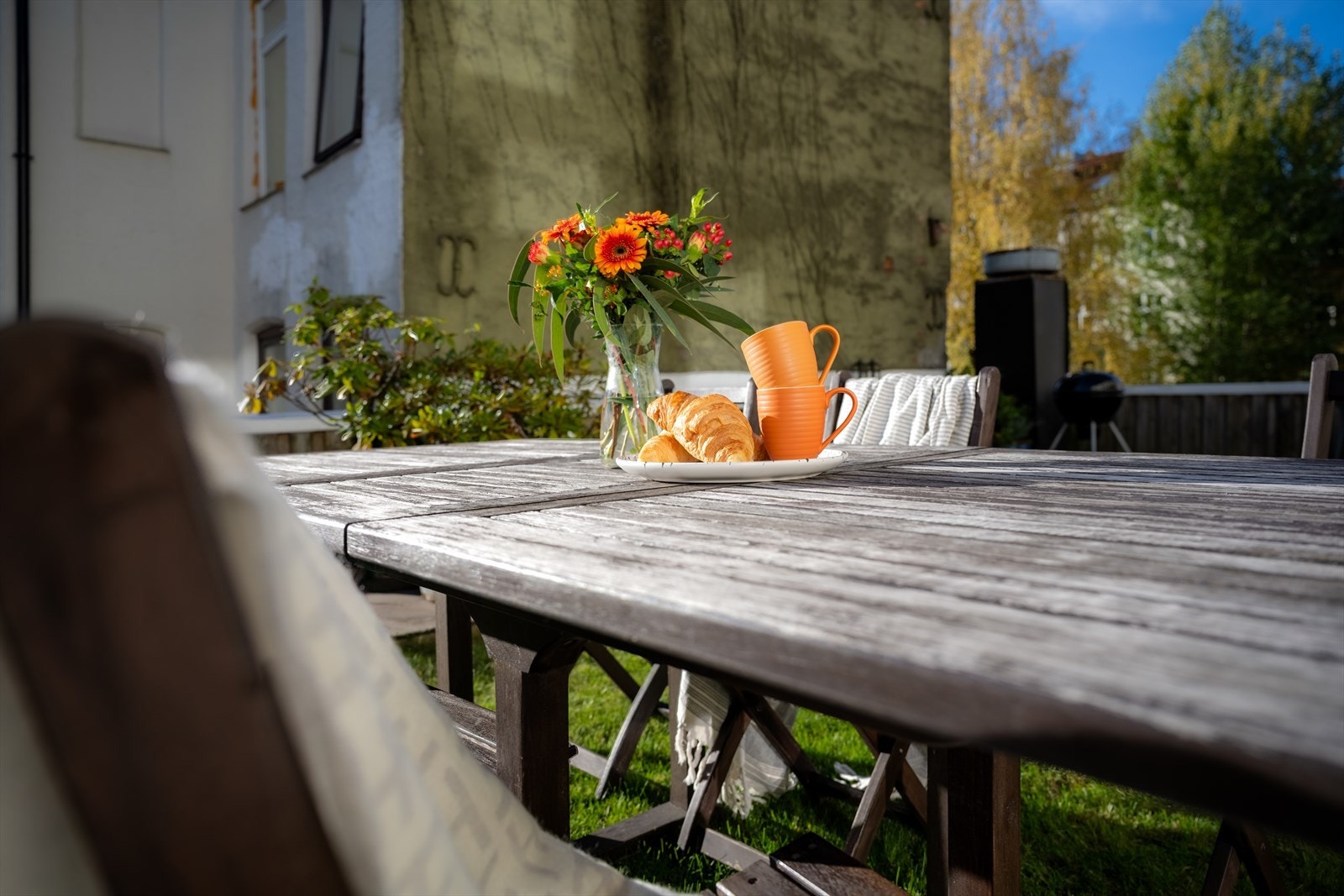 Fasiliteter som felles takhage delt med bare 3 seksjoner og egen garasjeplass i samme bygg, gjør denne muligheten svært sjelden. Galleribilde