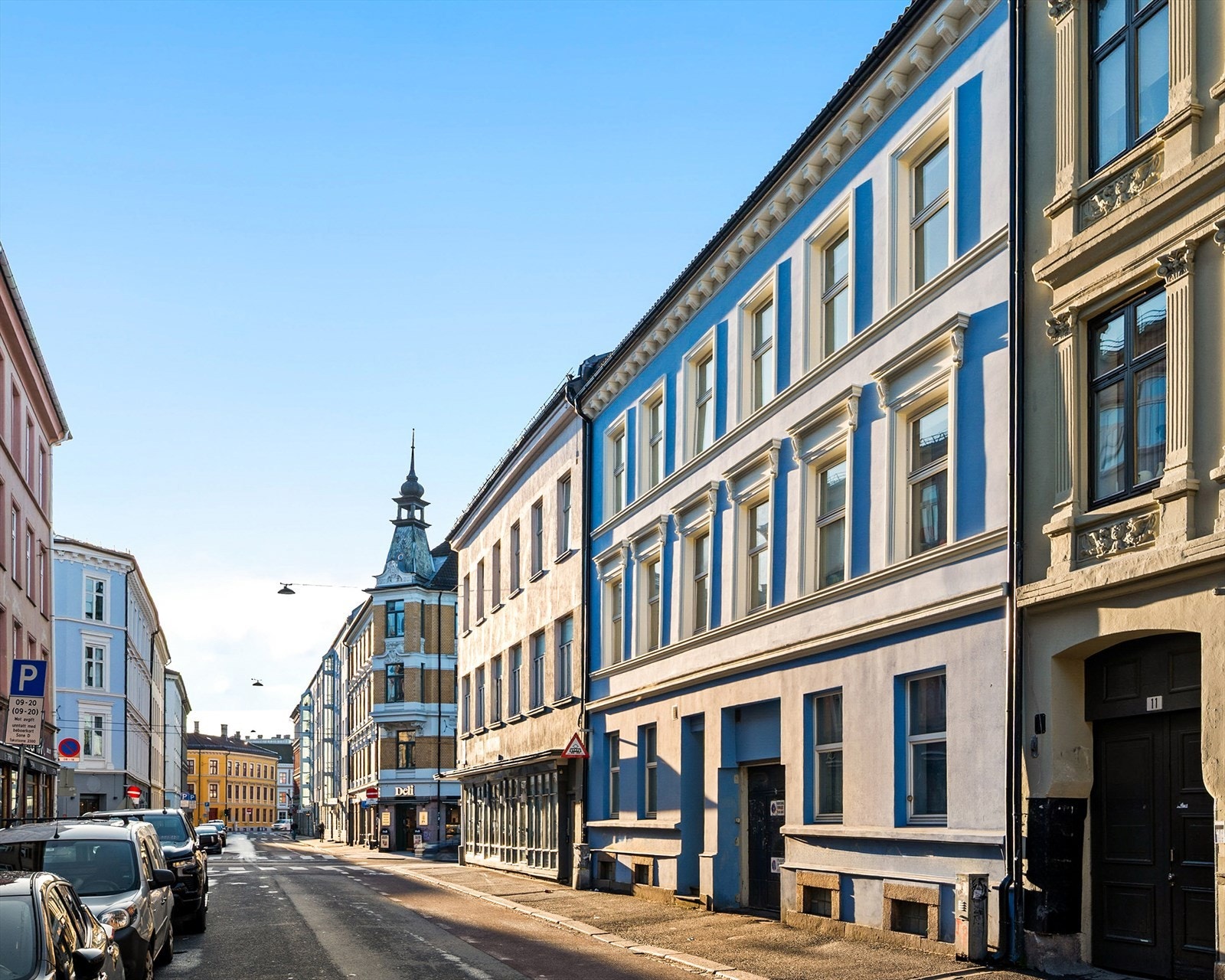 Eiendommen ligger i bydelen Grünerløkka, omgitt av tett bybebyggelse med nærhet til kollektivtransport og servicetilbud. Galleribilde