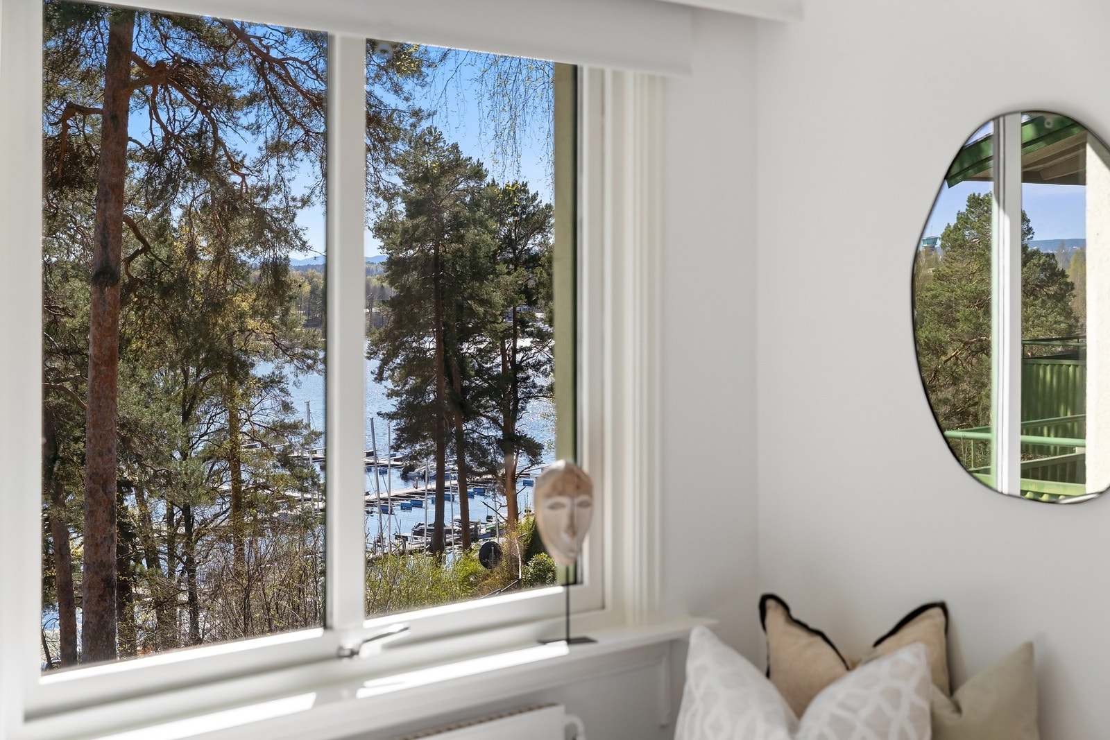 Utsikt mot sjøen fra begge soverommene Galleribilde