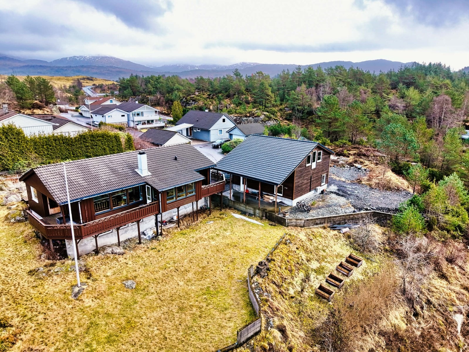 Eiendommen har en flott og landlig beliggenhet i solrike og naturskjønne omgivelser på Fitjar. Galleribilde