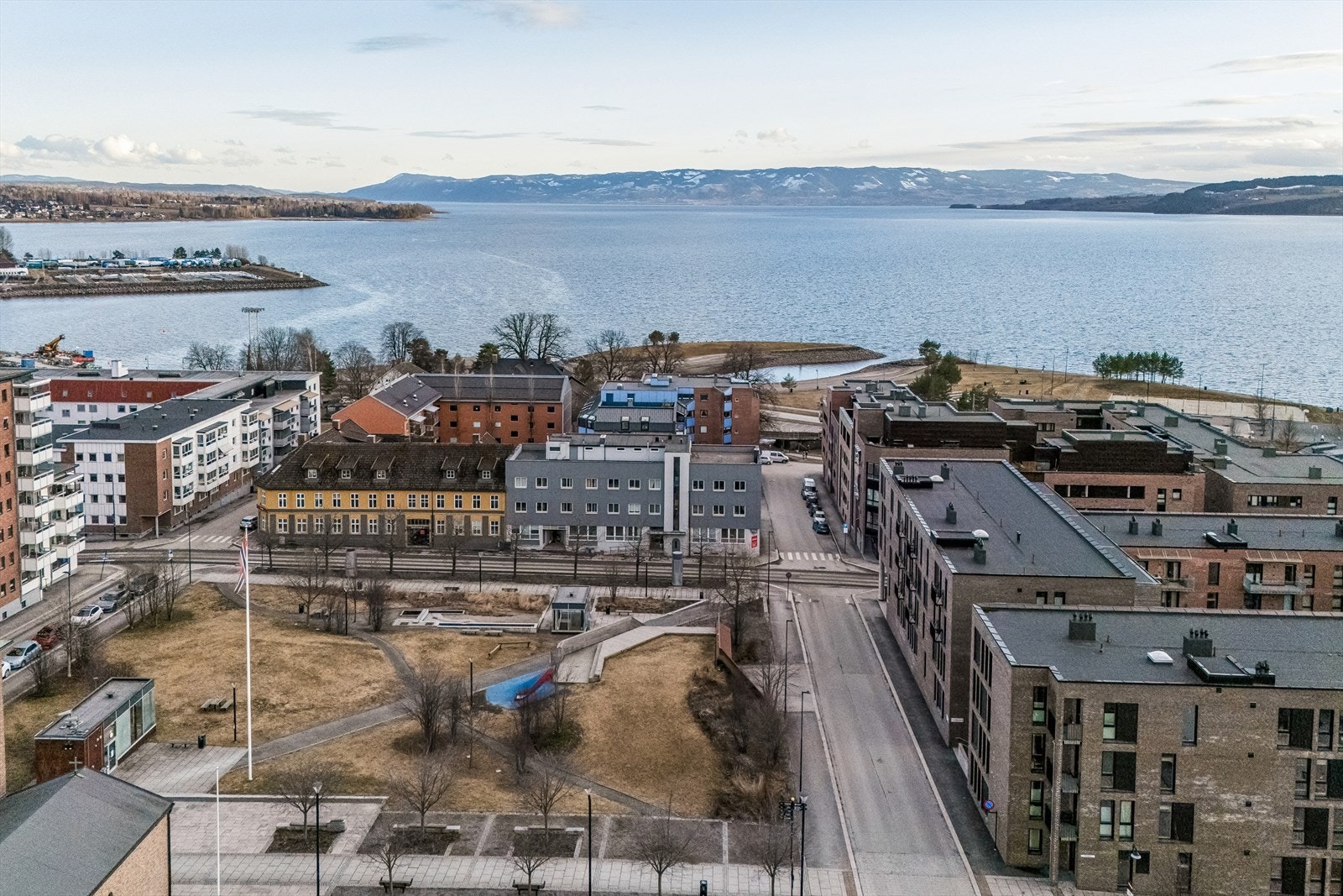 Flott utsyn mot Mjøsa og omkringliggende bebyggelse. Galleribilde