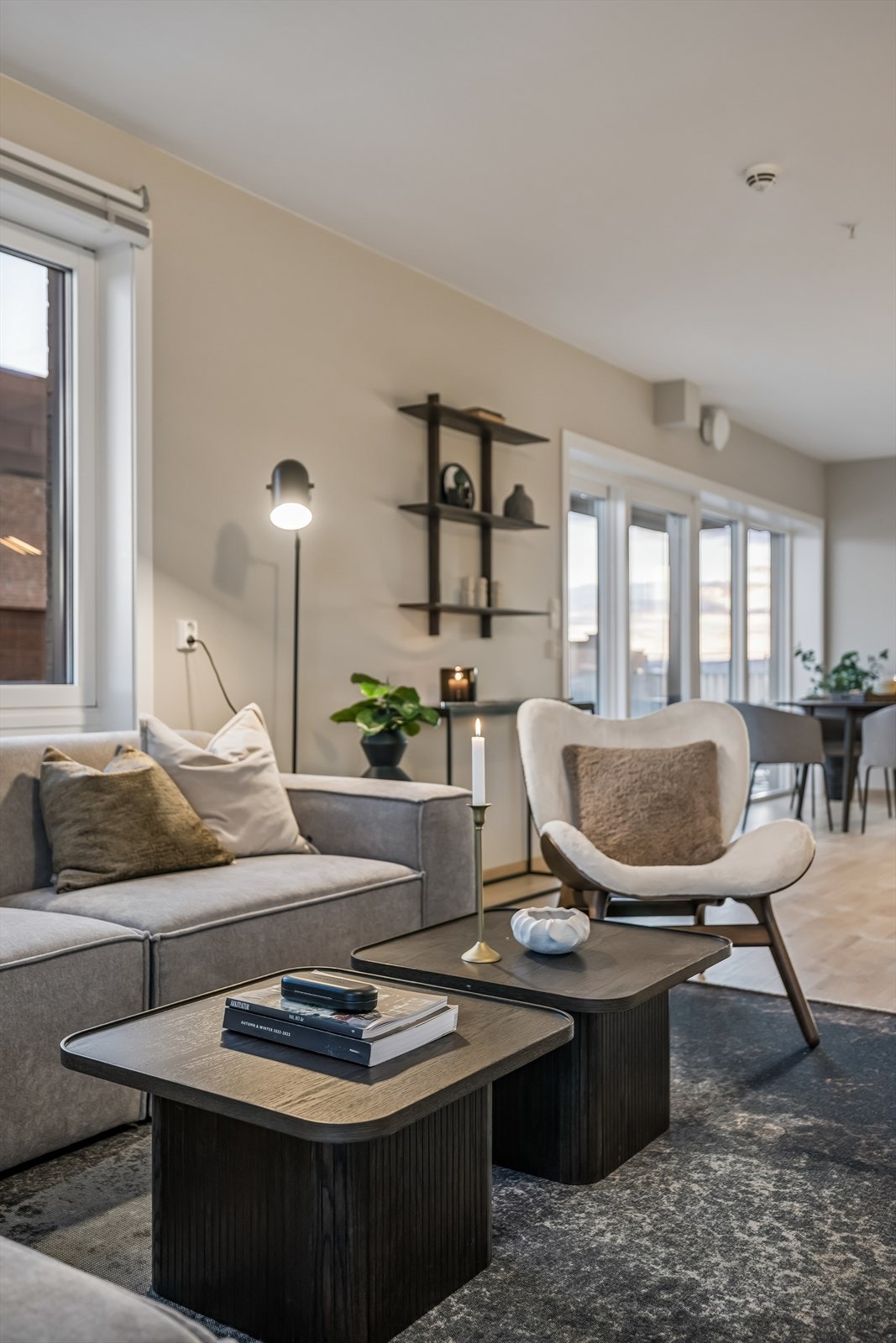 Stue med innbydende sofagruppe og god plass til sosiale sammenkomster. Galleribilde