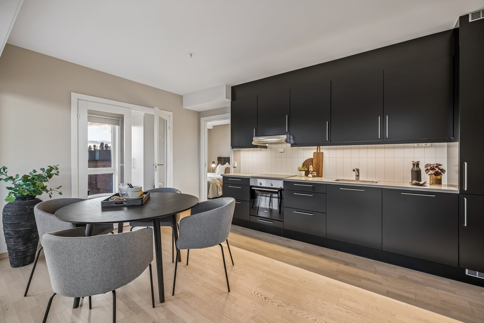 Kjøkken og spiseplass med moderne innredning og gode arbeidsflater. Galleribilde