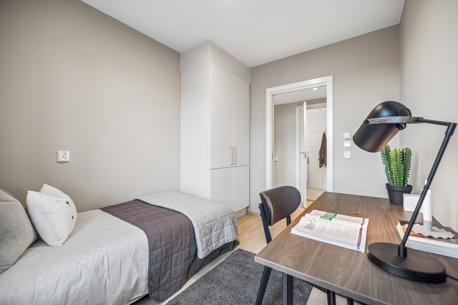 Soverom med plass til seng og garderobe. Galleribilde