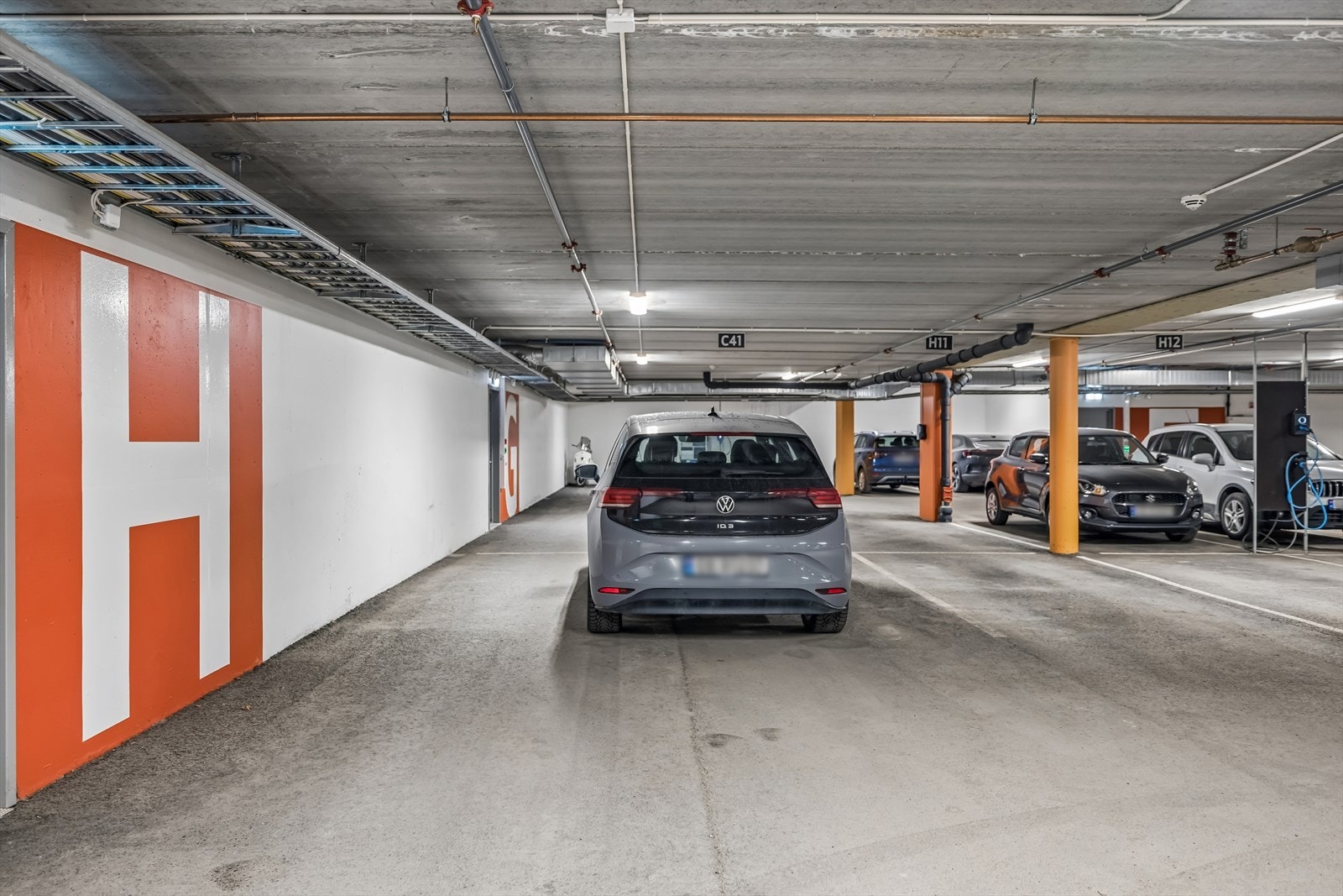 Romslig parkeringsanlegg i kjeller med god manøvreringsplass. Galleribilde