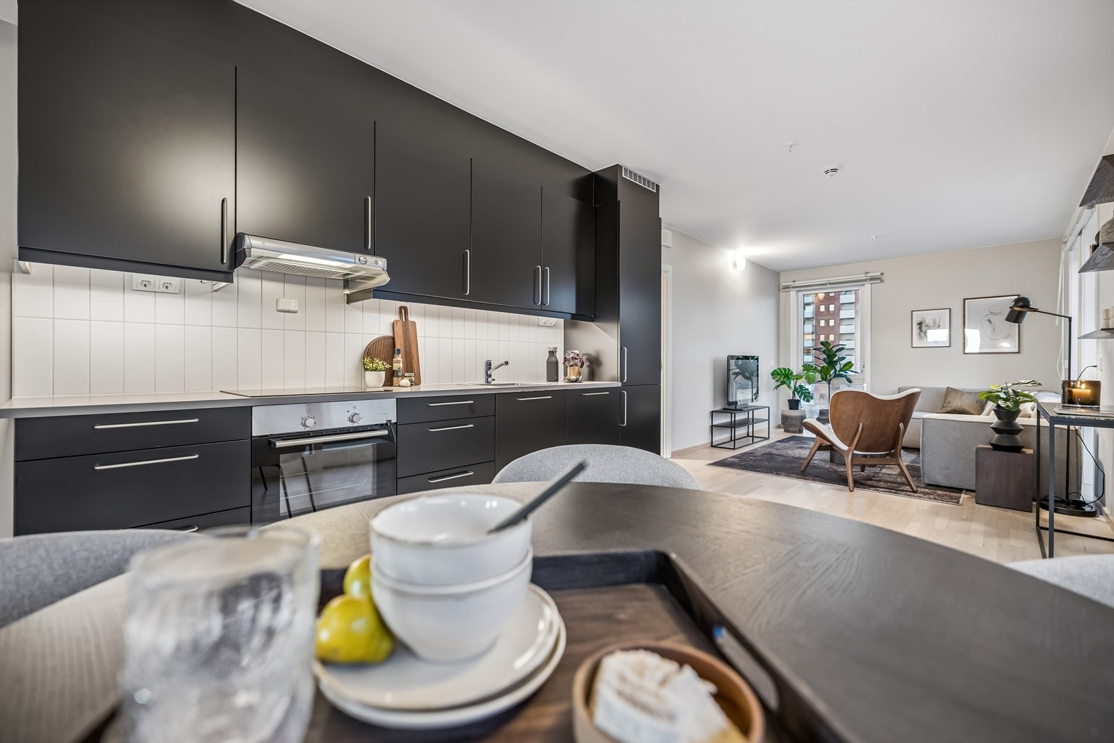 Stilrent kjøkken med folierte fronter - moderne materialvalg og gode arbeidsflater. Galleribilde