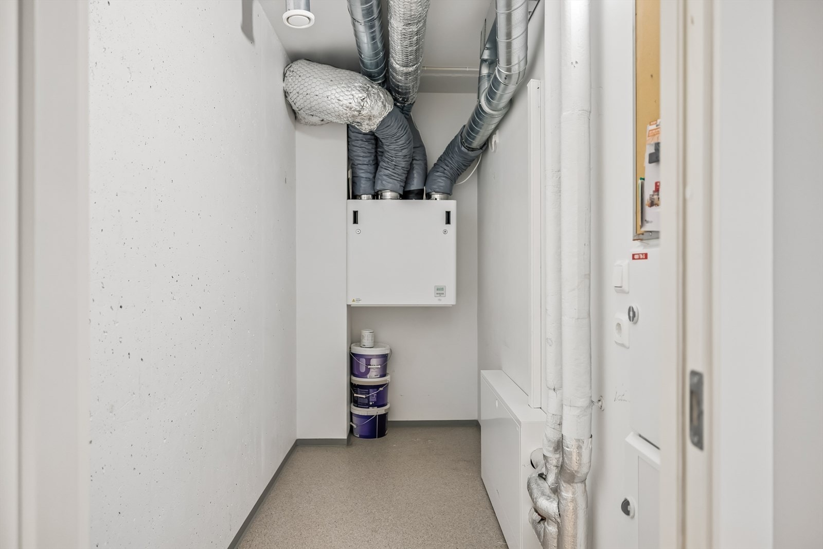 Teknisk rom med moderne installasjoner, balansert ventilasjon og god plass til praktisk lagring. Galleribilde