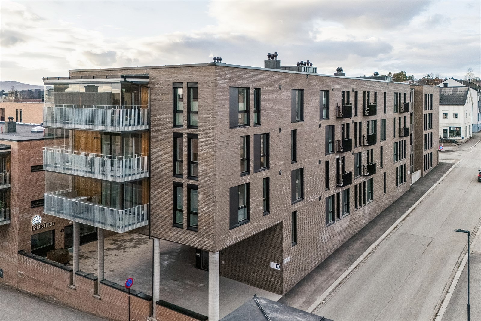 Fasade fra gateplan - moderne og stilrent uttrykk. Galleribilde
