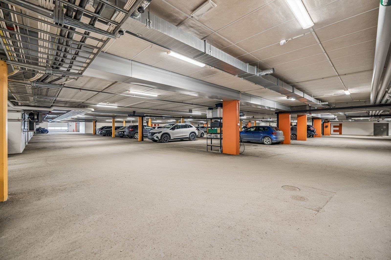 Parkeringskjeller med enkel adkomst og gode parkeringsforhold. Galleribilde