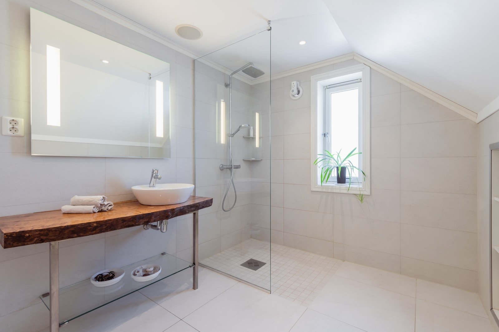 Badet i andre etasje ble oppgradert i 2017. Fliser på gulv og vegger, varmekabler og en romslig dusjnisje. Galleribilde
