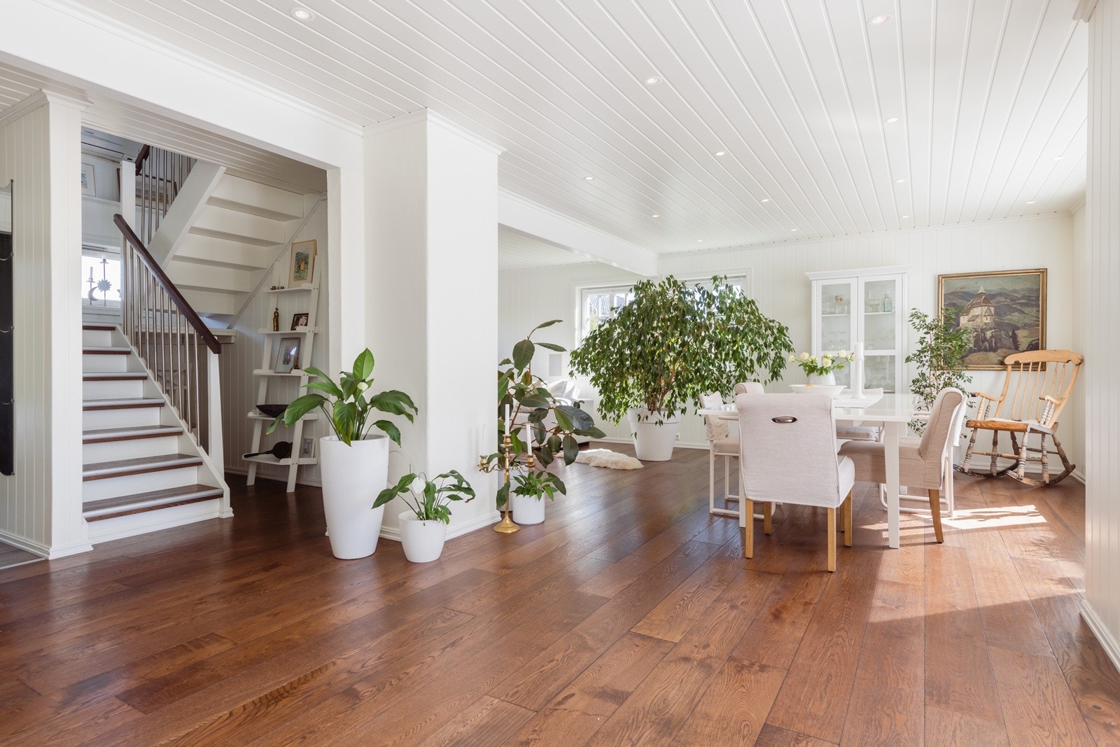 Stuen har plass til romslig sittegruppe. Galleribilde