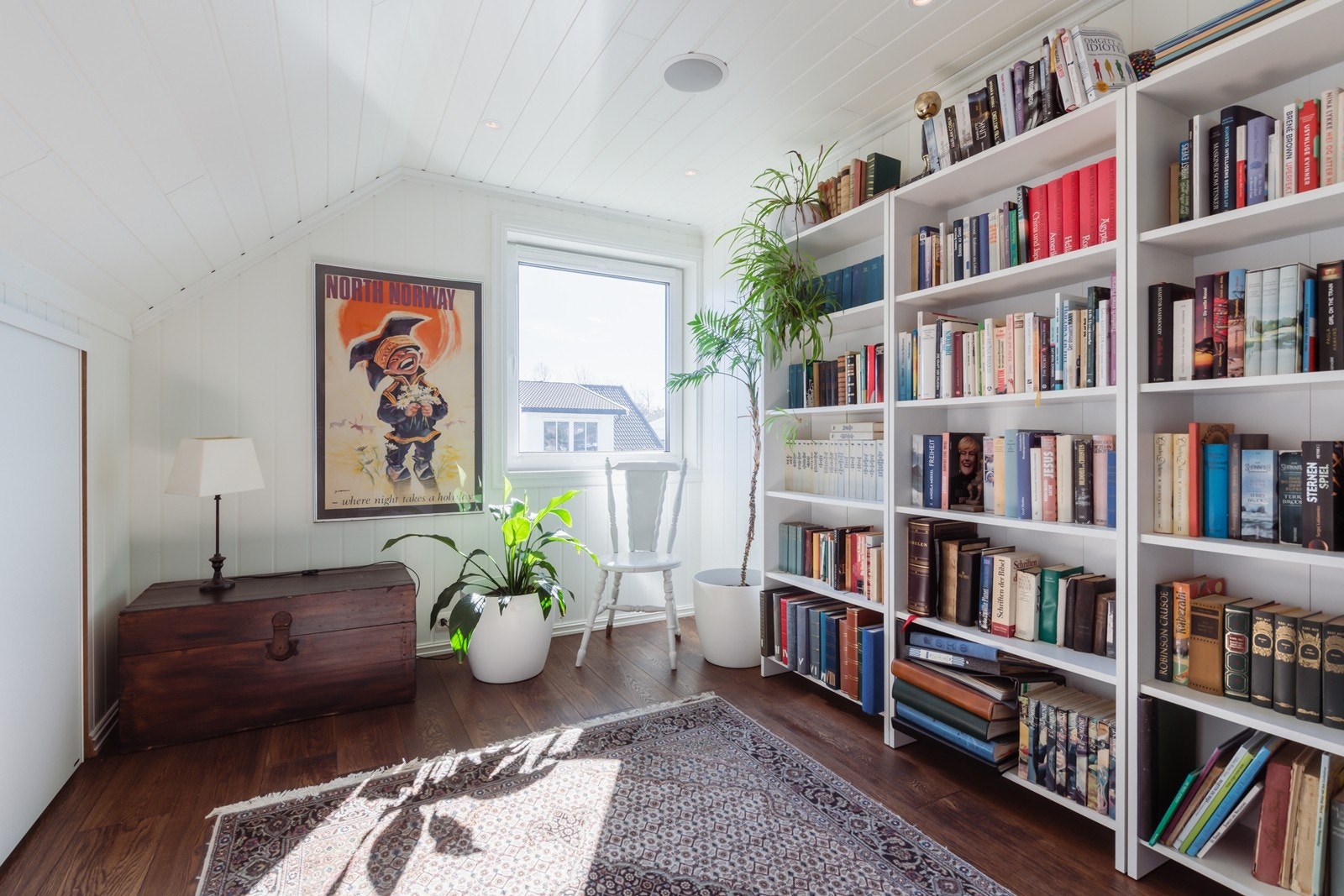 Et av rommene er i dag innredet som bibliotek og kontor. Galleribilde