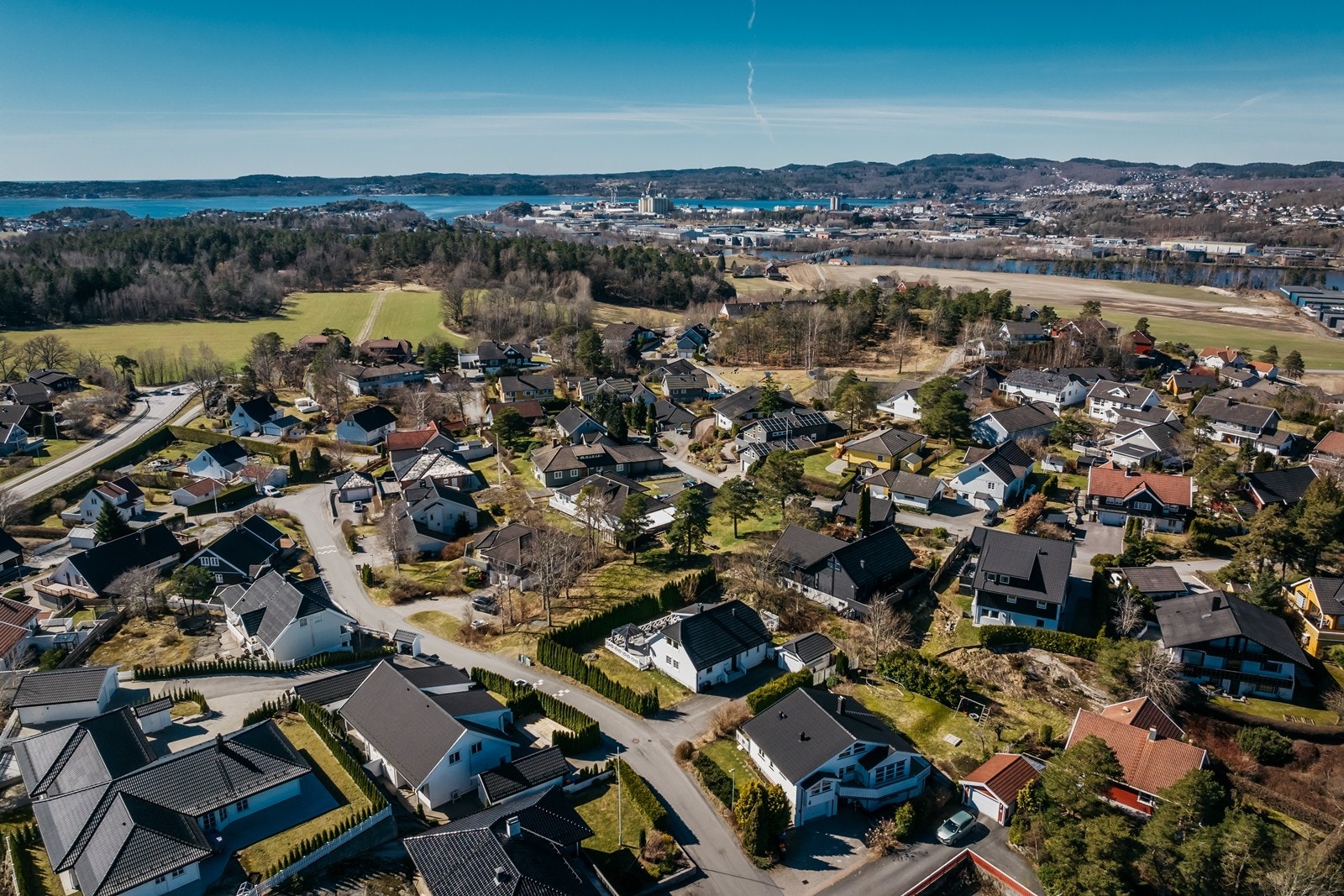 Busstopp ligger kun et par minutters gange unna, med gode forbindelser mot Larvik og Sandefjord. Galleribilde