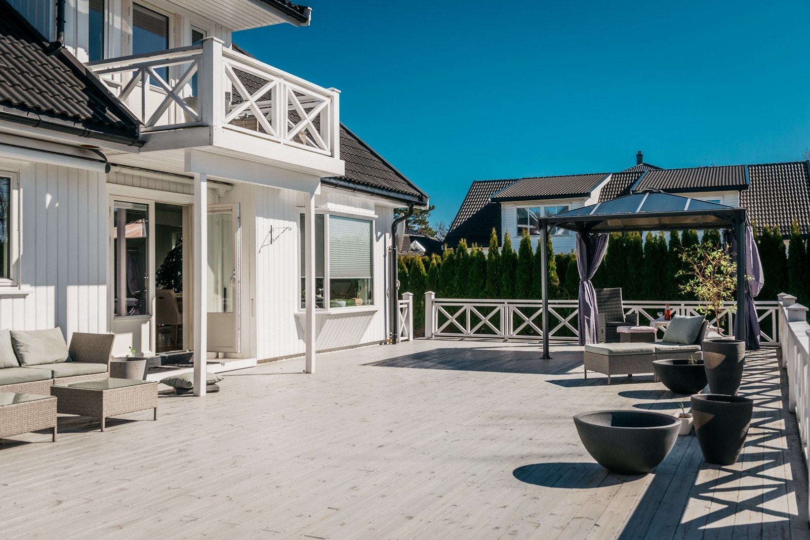 Den svært romslige terrassen gir rikelig med plass for både sittegrupper, spisebord og grill. Galleribilde