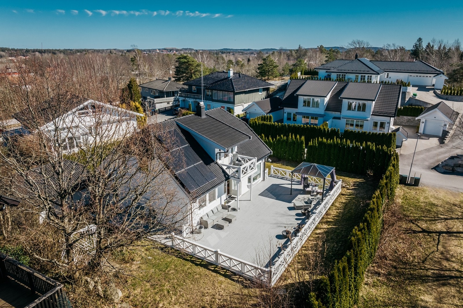 Tomten er omkranset av en tett hekk som skaper en privat og usjenert hage. Galleribilde