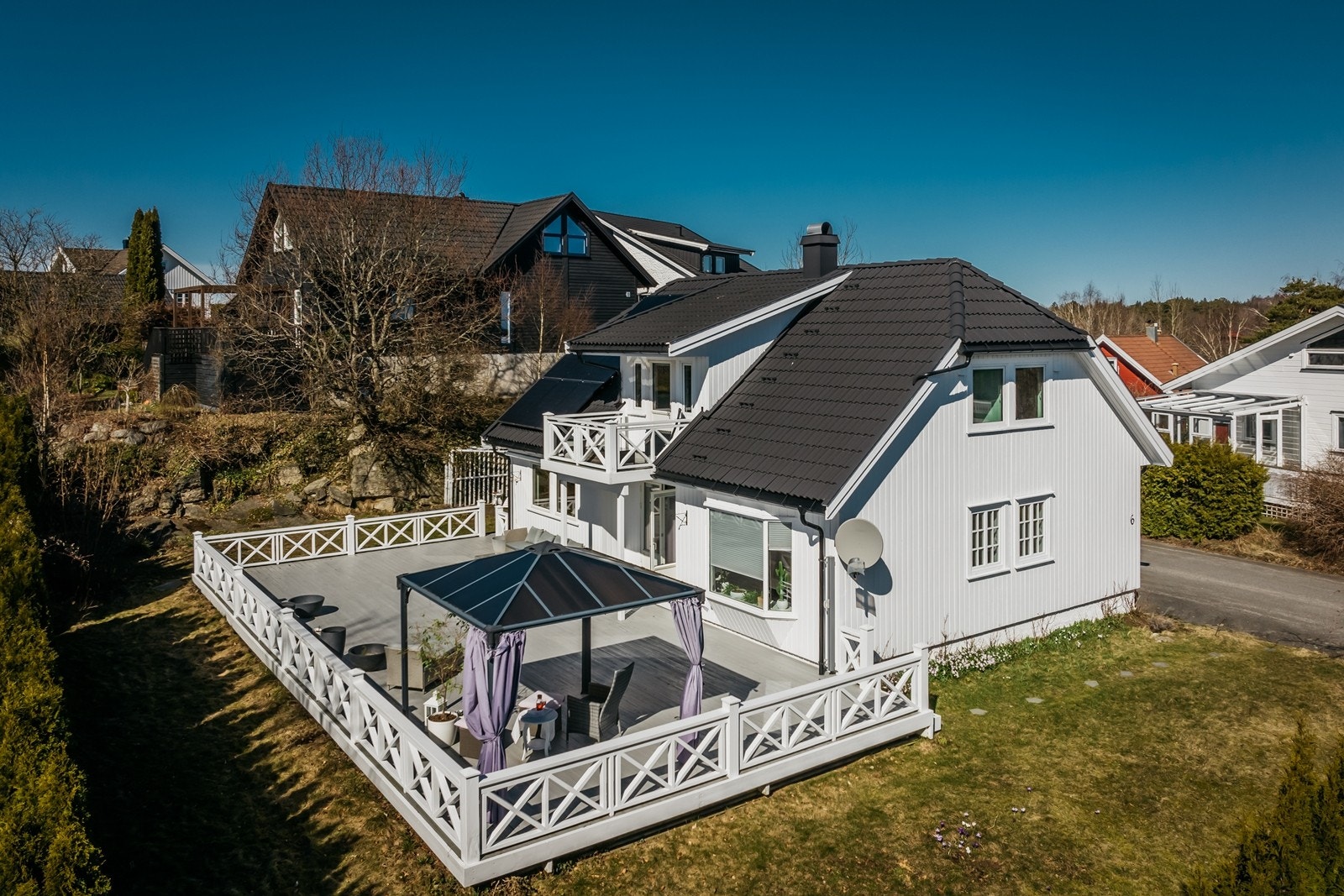 Eiendommen ligger på en pent opparbeidet tomt på 755 m², godt skjermet fra gjennomgangstrafikk. Galleribilde