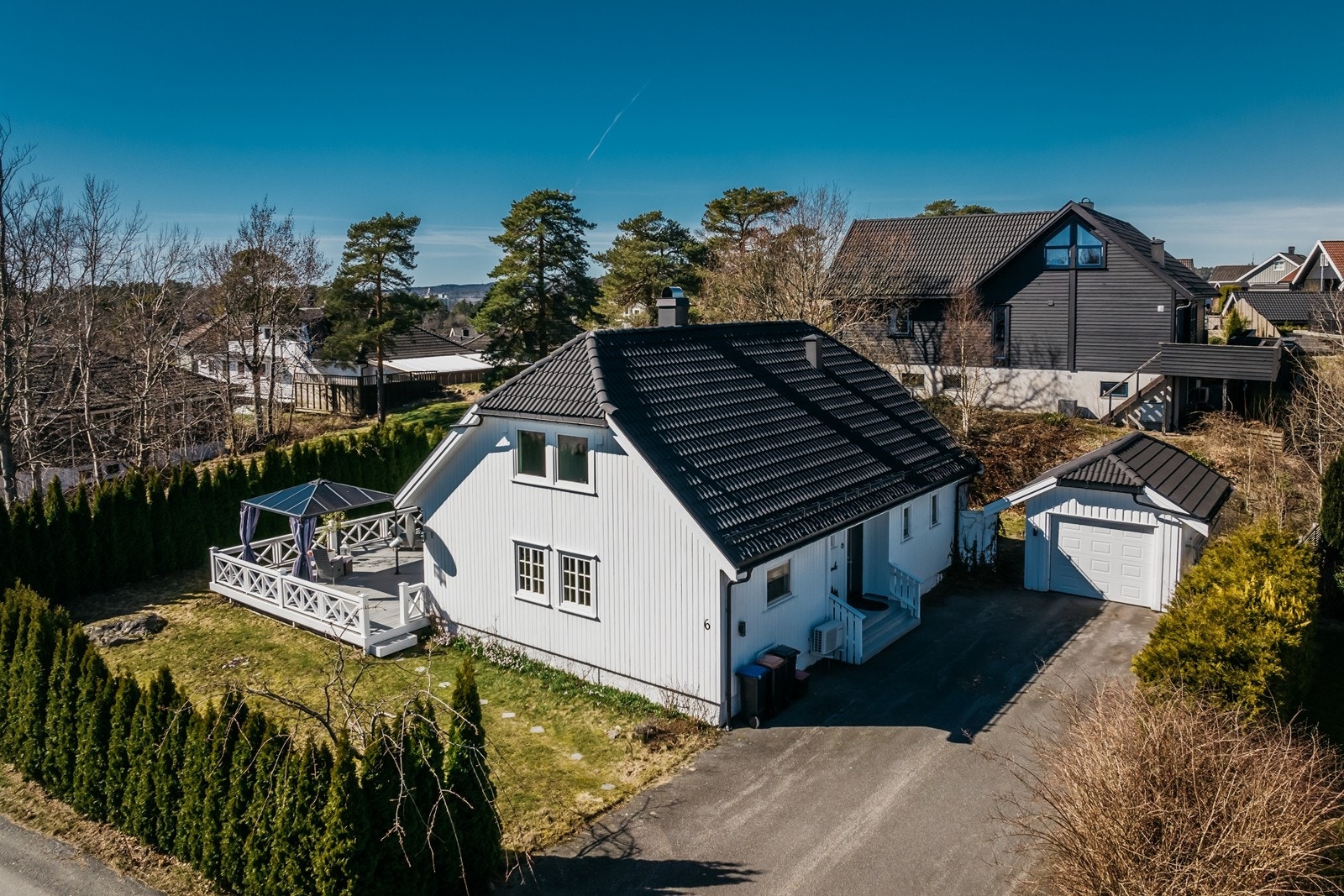 Til boligen hører en frittstående garasje på 17 m² og ny elektrisk portåpner fra 2017. Galleribilde
