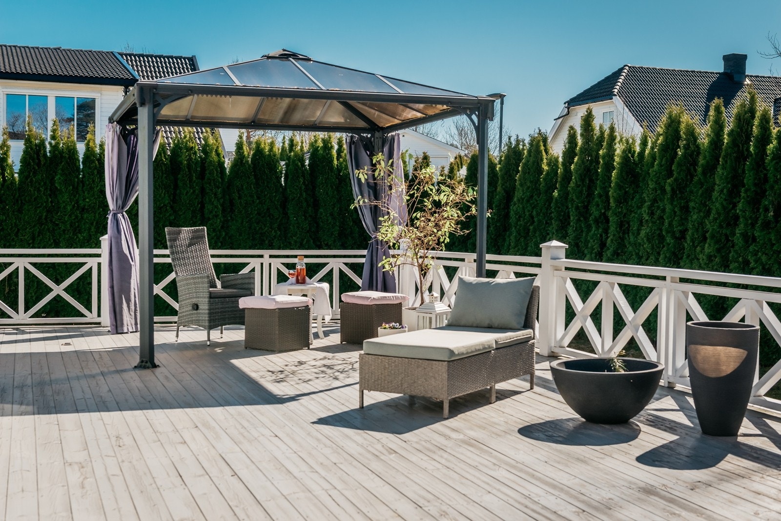 En paviljong gir ly for solen på varme dager. Galleribilde