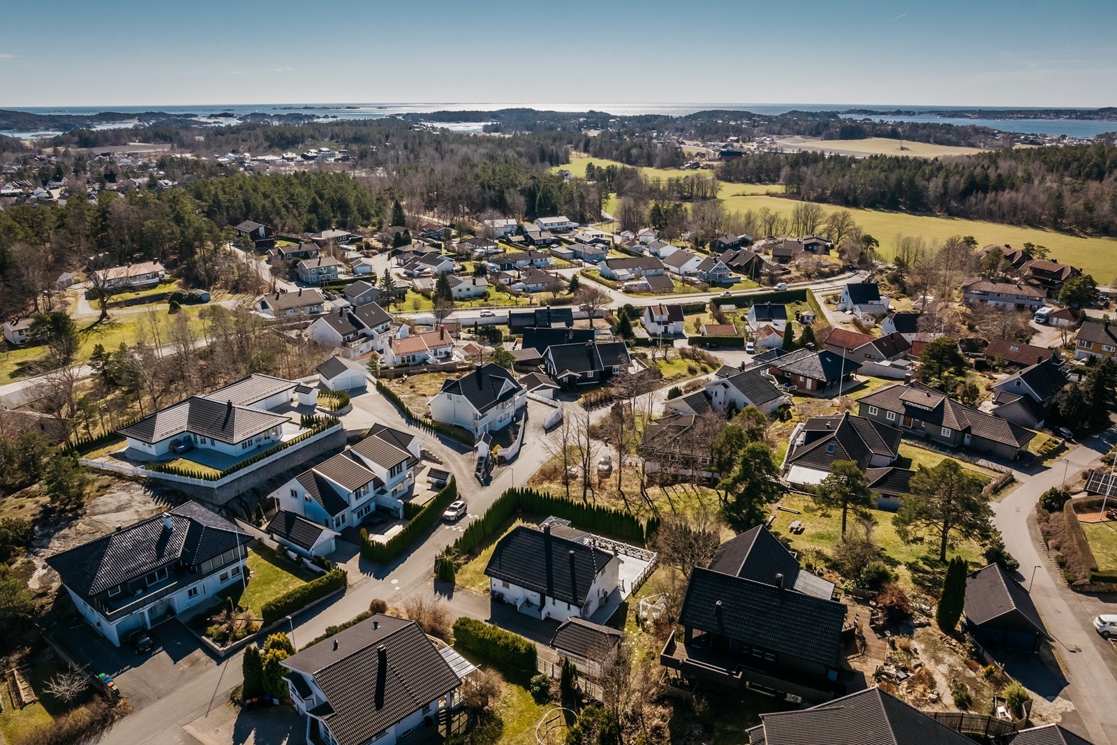 For et større utvalg av butikker er det ca. ti minutter med bil til både AMFI Larvik og Fritzøe Brygge. Galleribilde