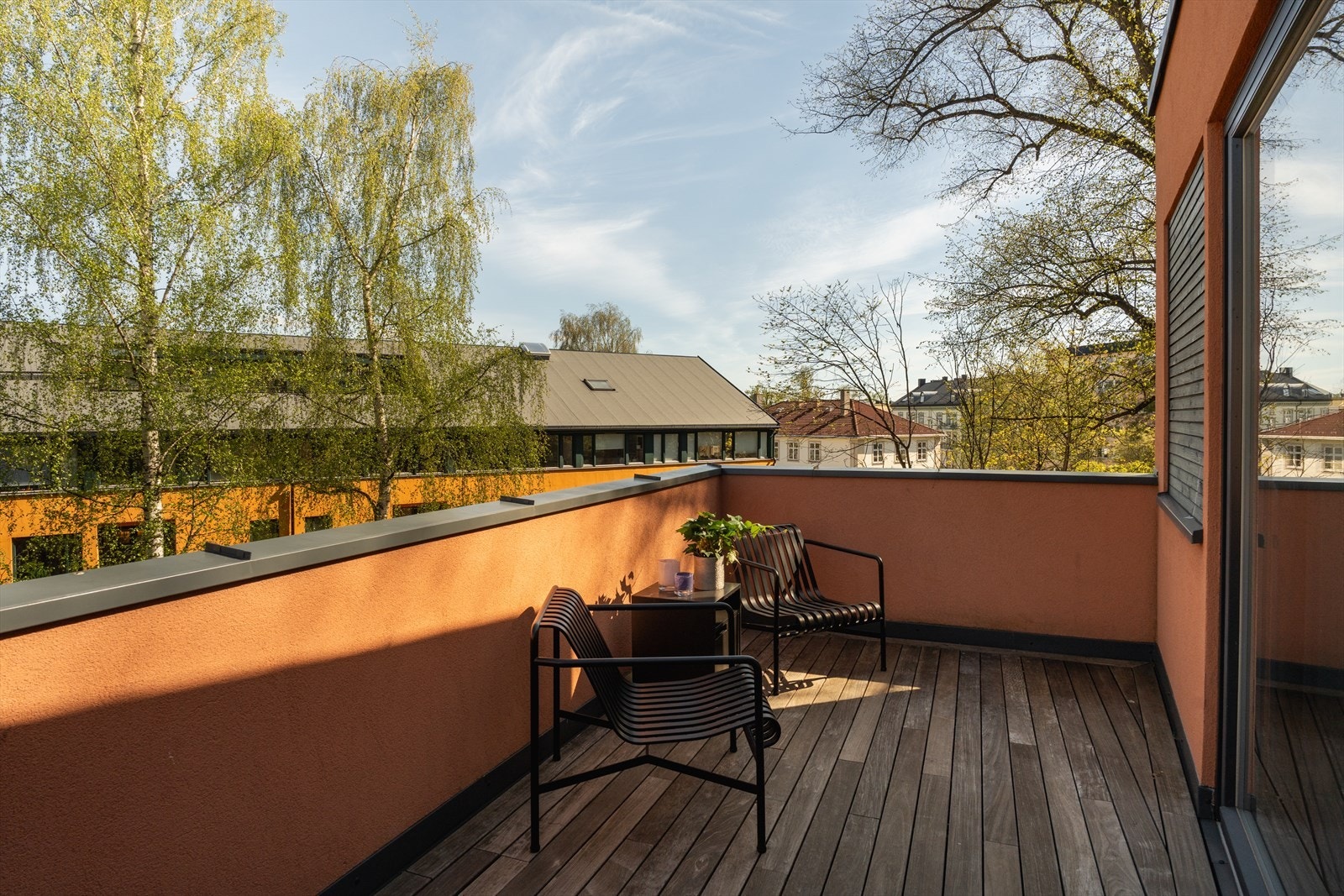 Herfra er det direkte utgang til en privat takterrasse på ca. 13 kvm, som gir en skjermet og rolig uteplass. Galleribilde