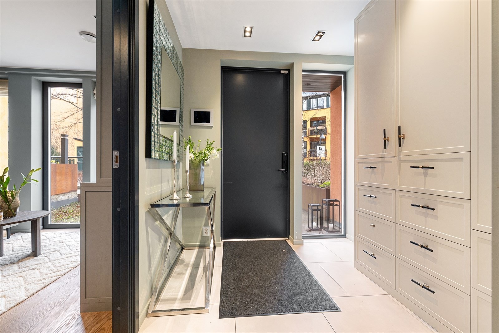 Boligen fremstår med moderne eleganse, store glassflater og en gjennomtenkt planløsning. Oppført som et nybygg og oppgradert med påkostede løsninger innen innredning, materialvalg og belysning. Galleribilde
