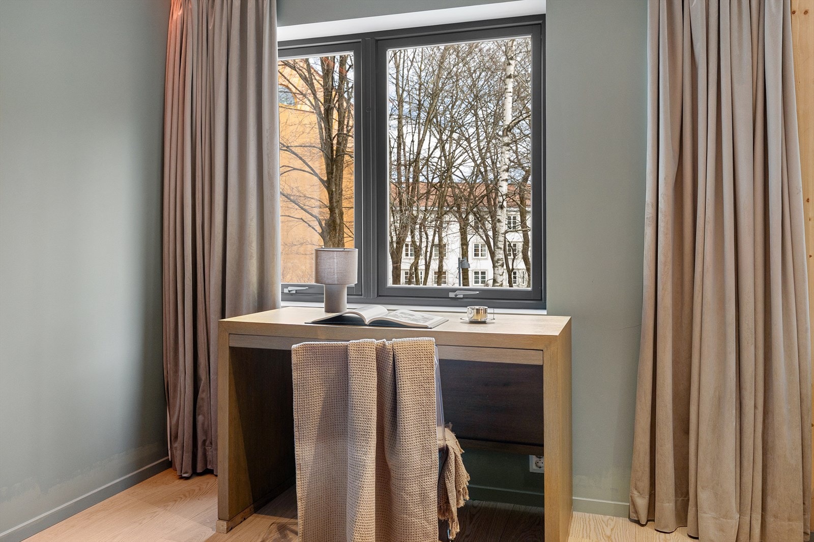 Det er god plass til garderobeskap, skrivepult og øvrig møblement. Galleribilde
