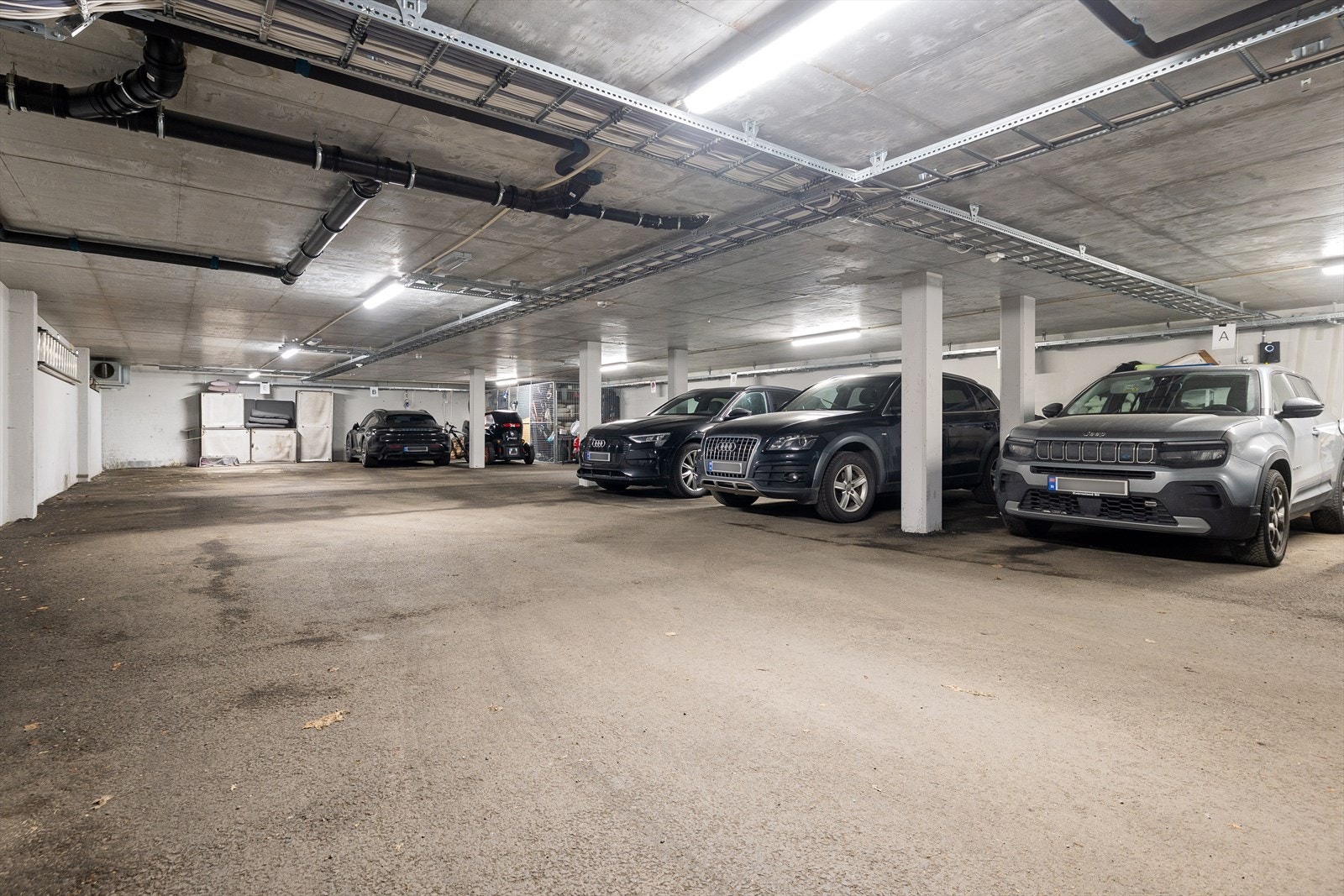 Det medfølger to garasjeplasser med elbillader i felles garasjeanlegg. Her er også boligens bod på ca. 5 kvm. Galleribilde