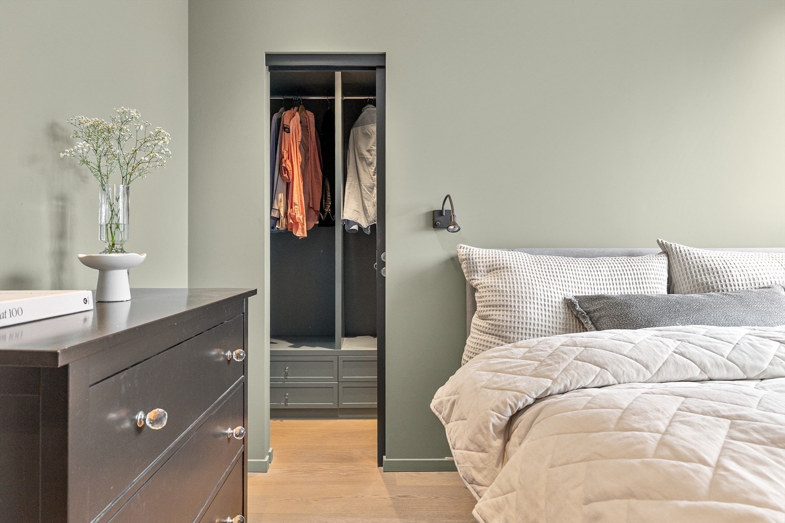 Det er også inngang til eget walk in closet. Galleribilde