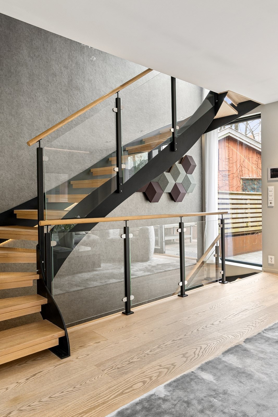 Fra hovedstuen går trappen opp til boligens toppetasje, som er viet en eksklusiv hovedsuite. Galleribilde
