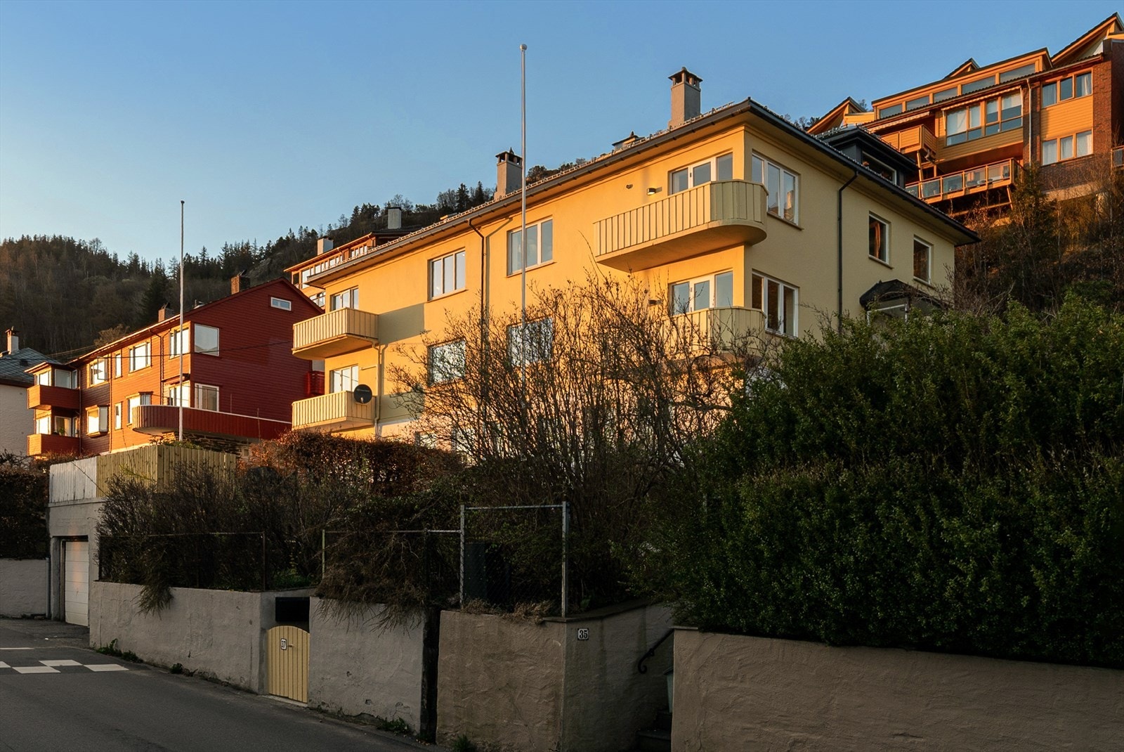 - Fasaden ble malt 2025 - Galleribilde