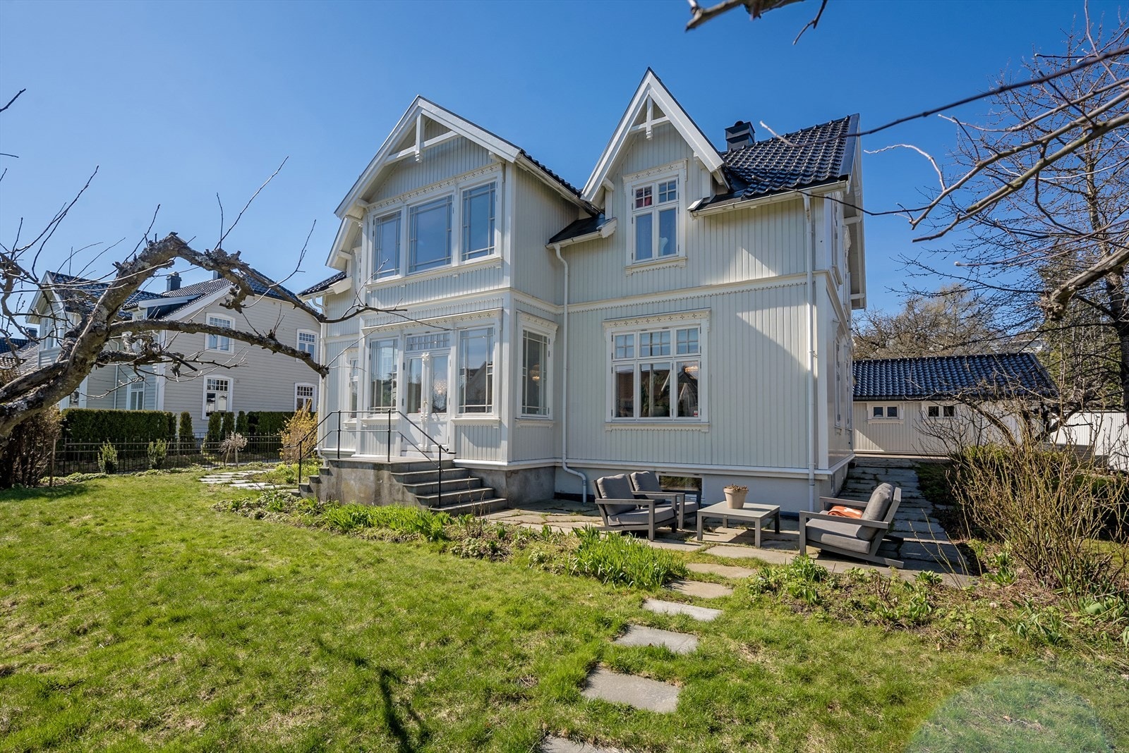 Huset fremstår velholdt og elegant, med en harmonisk kombinasjon av bygning og hage. Flott fasade, velstelt hage og flere gode uteplasser. Galleribilde