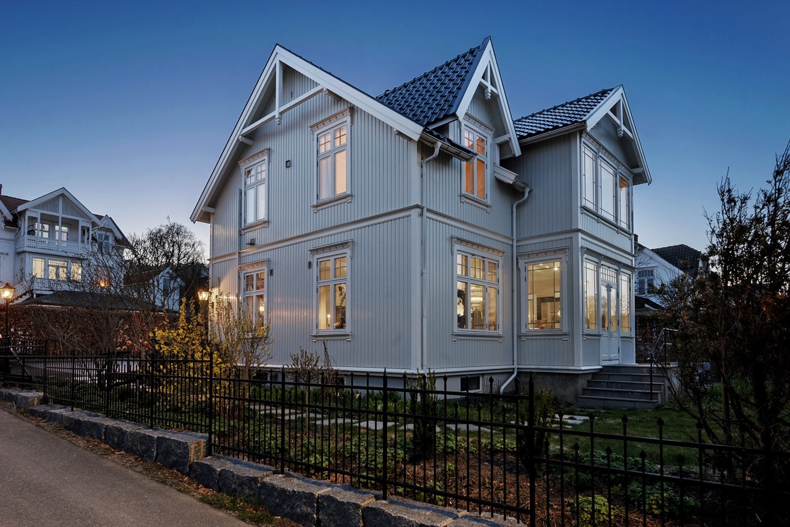 Inngjerdet eiendom som formidler trygghet, orden og et eksklusivt bomiljø. Galleribilde