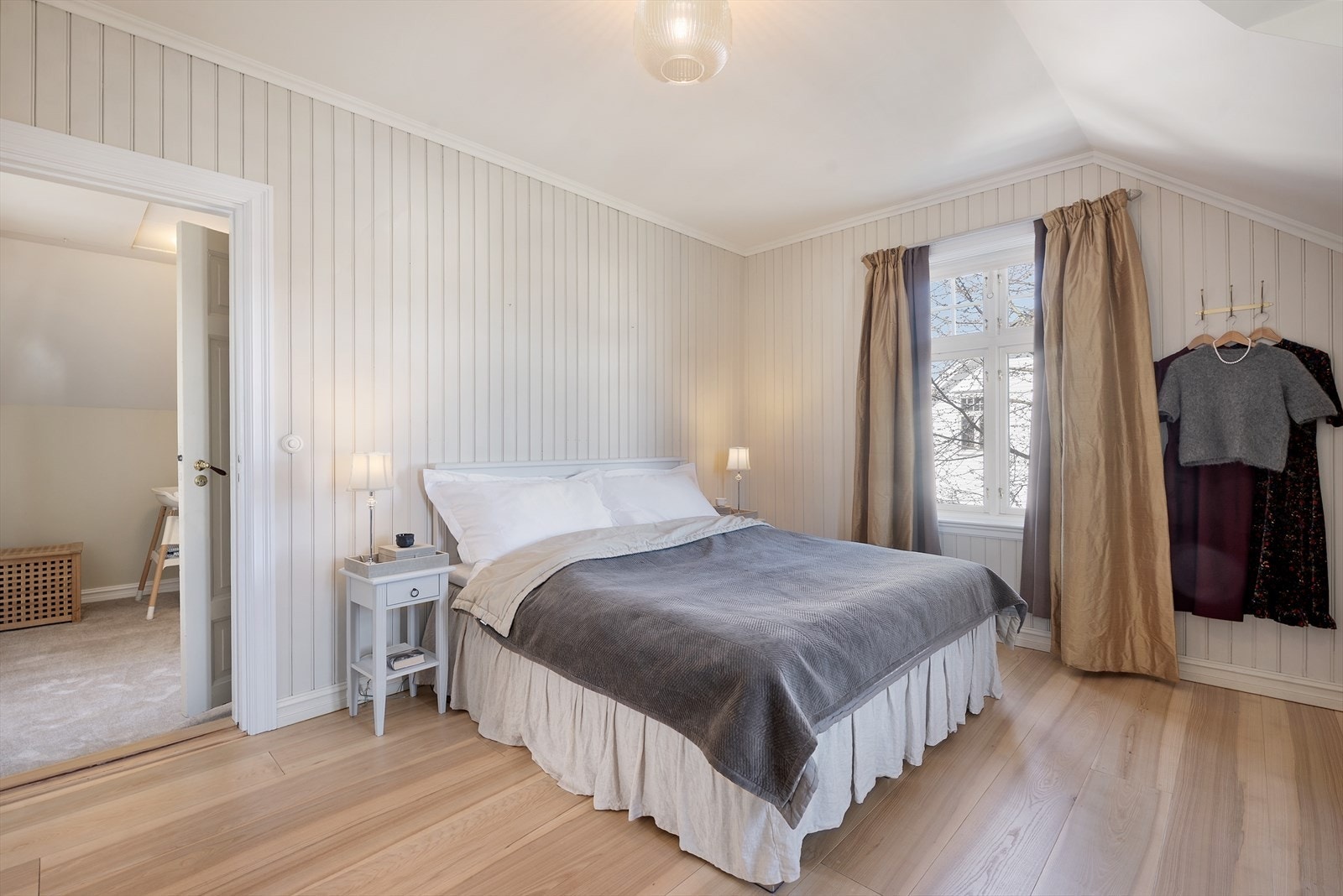 Behagelig og gjennomført hovedsoverom med god plass, myke fargetoner og klassiske detaljer - et rom som gir en naturlig følelse av ro, komfort og privatliv. Galleribilde