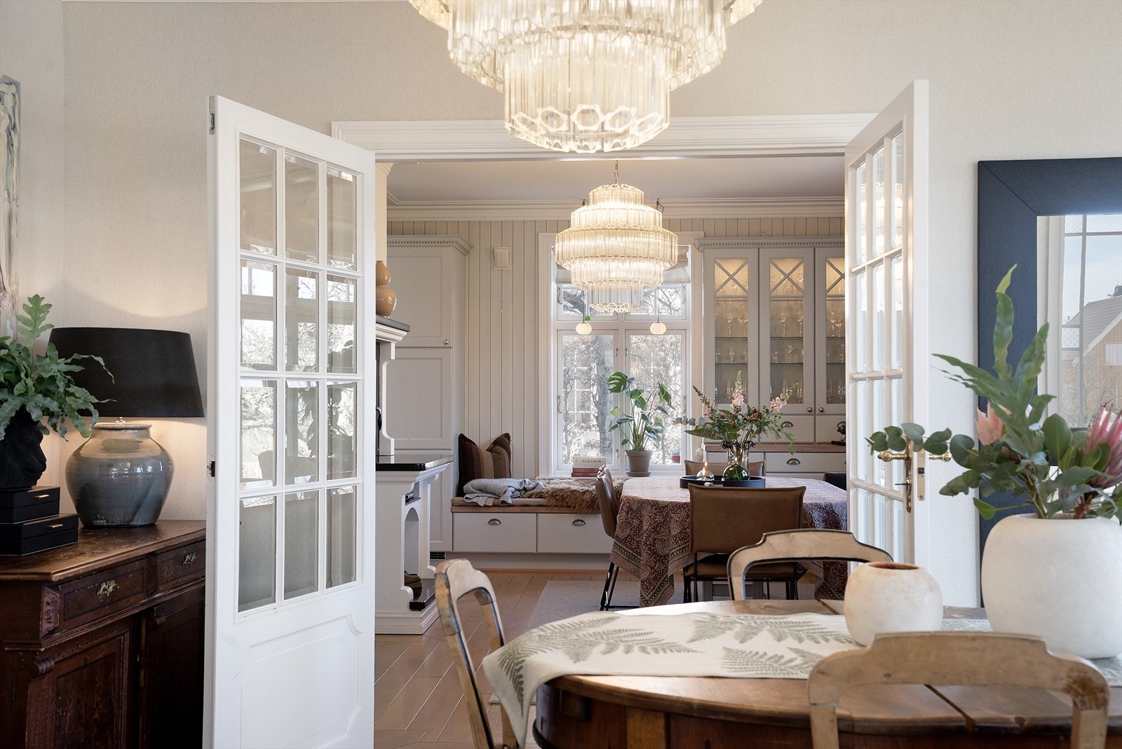 Klassisk og gjennomført spisemiljø med sammenhengende romfølelse. Rommene flyter elegant over i hverandre. Galleribilde
