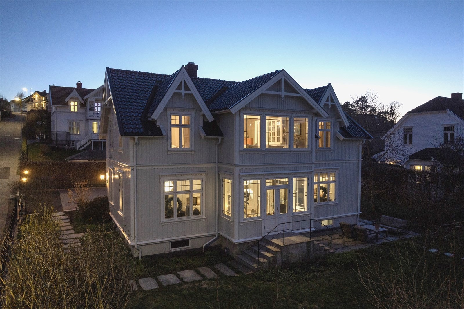 Svært godt helhetsinntrykk av både uteområde og bolig. Galleribilde