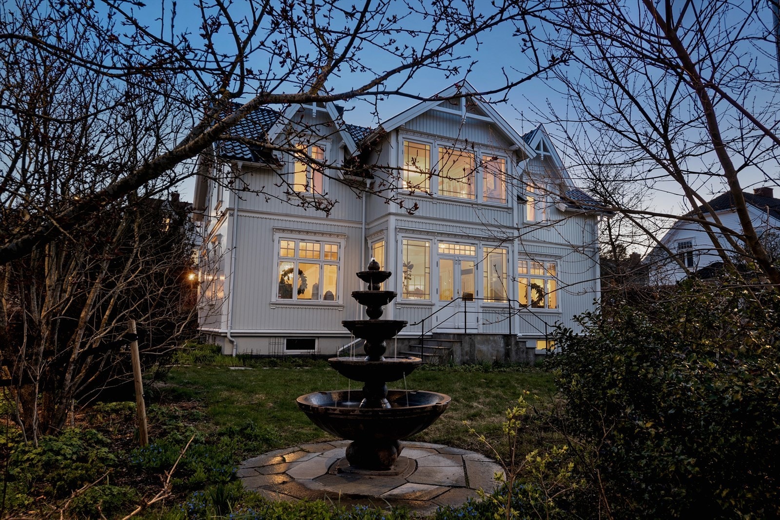 Herskapelig preg, hageidyll og varm atmosfære. Galleribilde
