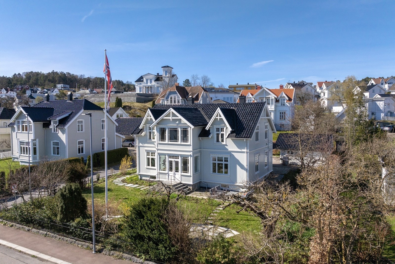 Velkommen til Hystadveien 34! Villastrøk med historisk bebyggelse. Fotograf Kavlie-Borge. Galleribilde