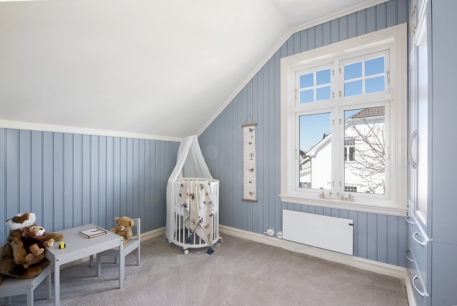 Lyst, innbydende og koselig barnerom. Rikelig naturlig lys og funksjonelle løsninger. Et rom som gir både trygghet, ro og gode muligheter for lek og utvikling. Galleribilde