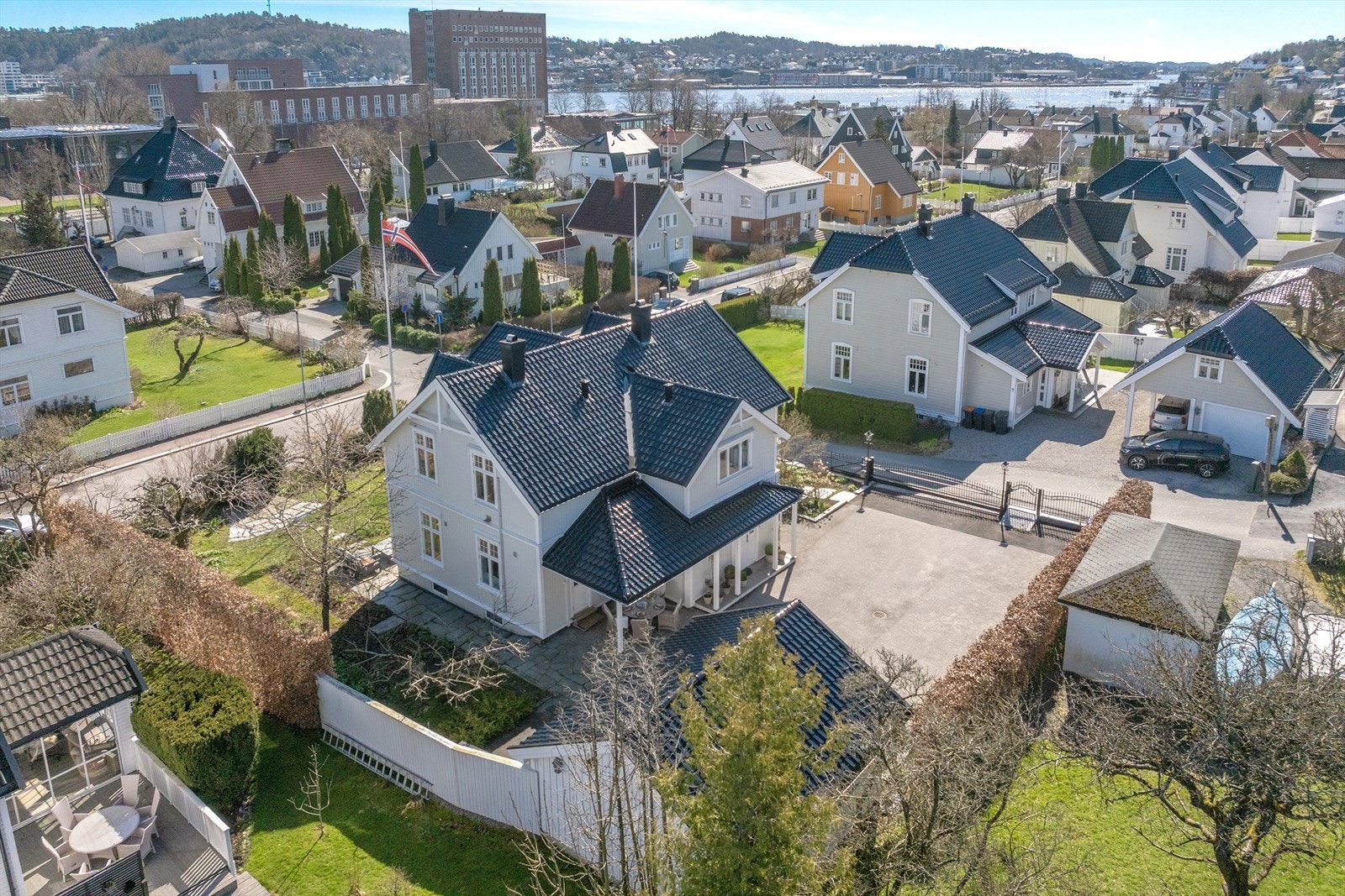 Rolig villastrøk med store eneboliger, sentral beliggenhet og nærhet til både byen og havnen. Galleribilde