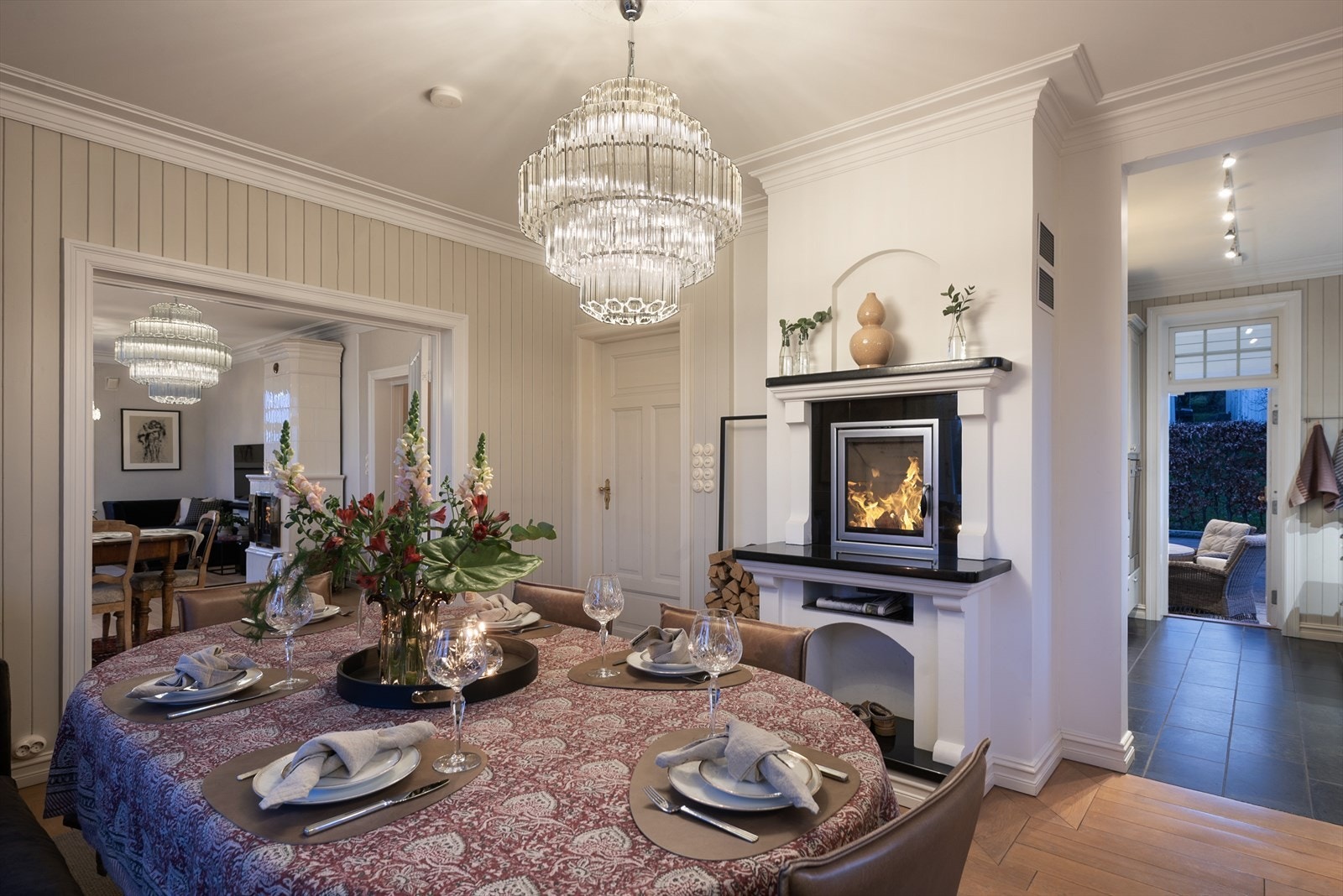 Klassisk og stemningsfull spisestue i åpen sammenheng med øvrige oppholdsrom - et rom preget av varme, eleganse, flyt og ro. Tydelig følelse av hygge og kvalitet. Galleribilde