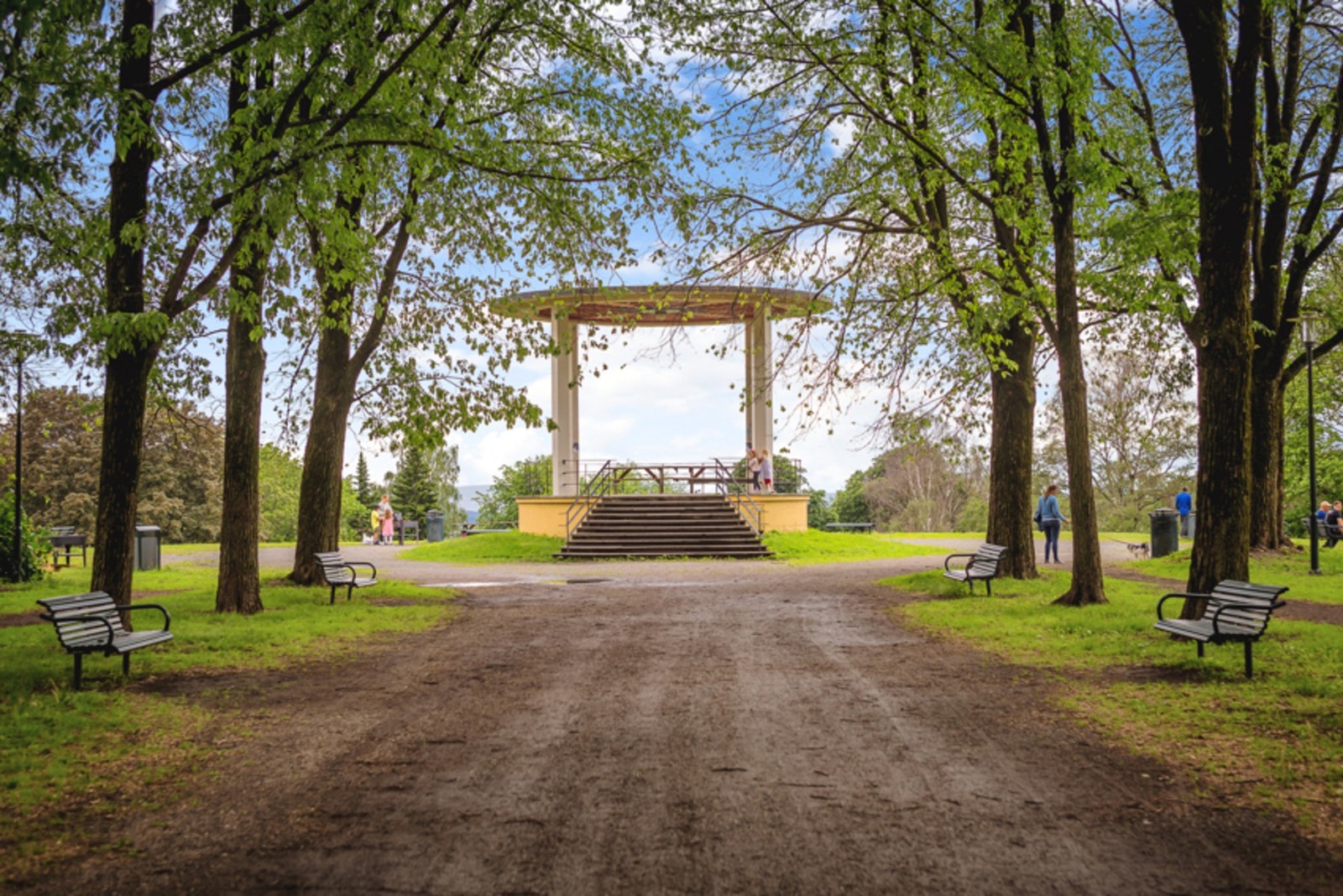 Nydelige Torshovparken har musikkpaviljong, stier og utsiktspunkt med utsikt over byen og fjorden. Galleribilde