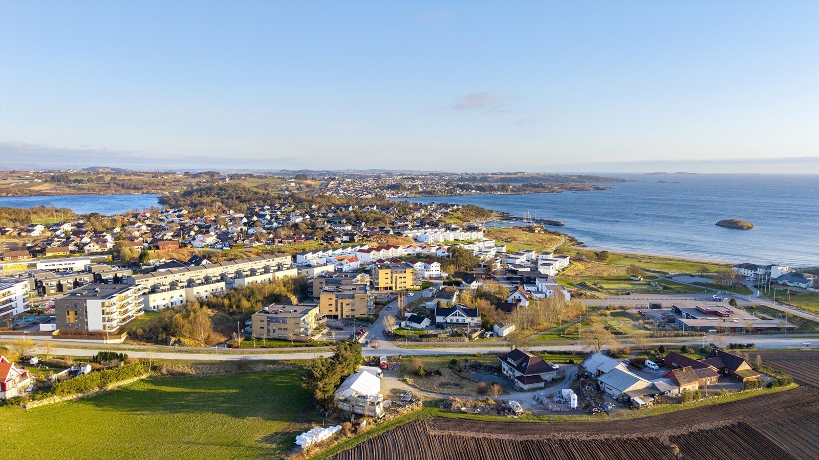 Beliggenheten kombinerer landlig ro med nærhet til byens fasiliteter. Galleribilde
