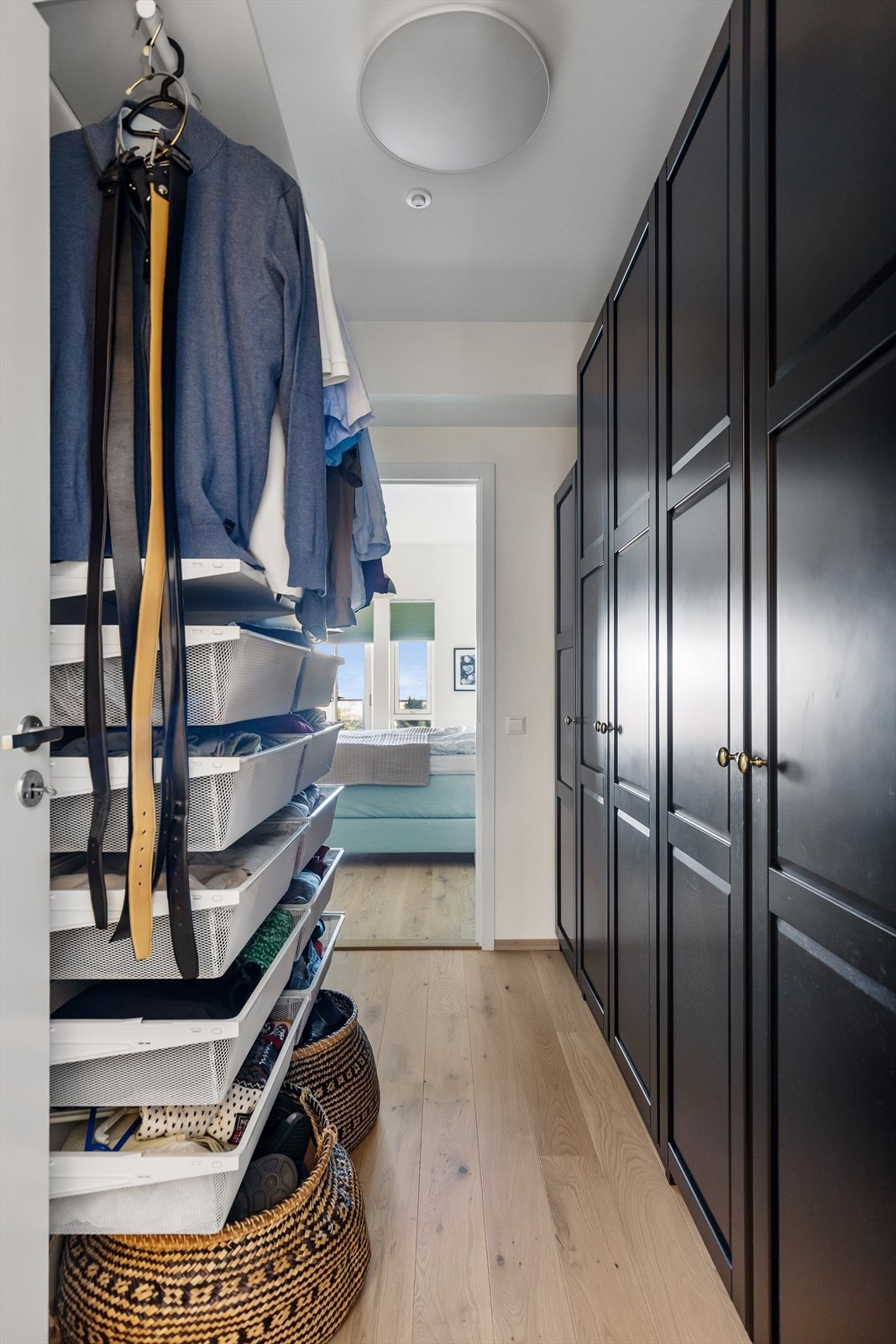 Walk-in-closet med gode oppbevaringsmuligheter, tilknyttet hovedsoverommet. Galleribilde