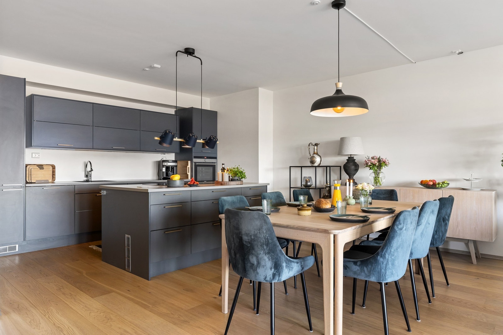 Spisestuen har god plass til langbord og samler familie og venner. Galleribilde