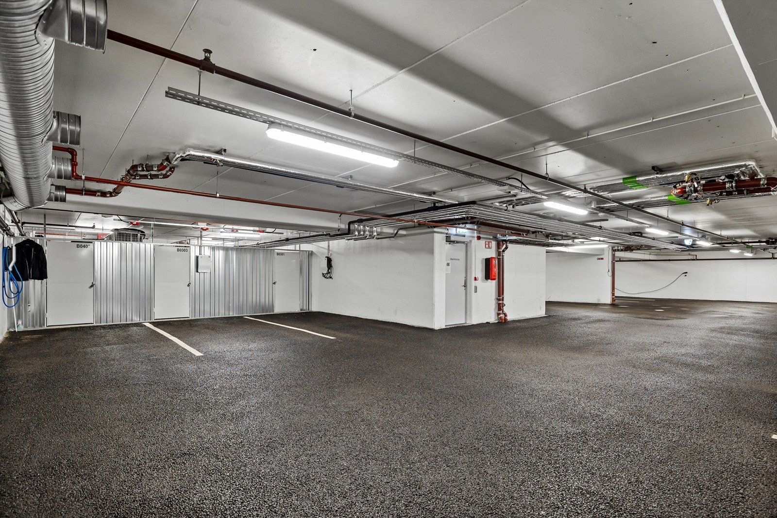 I tillegg til parkeringsplassene disponerer leiligheten en ekstern bod på ca. 10 m² i underetasjen. Galleribilde