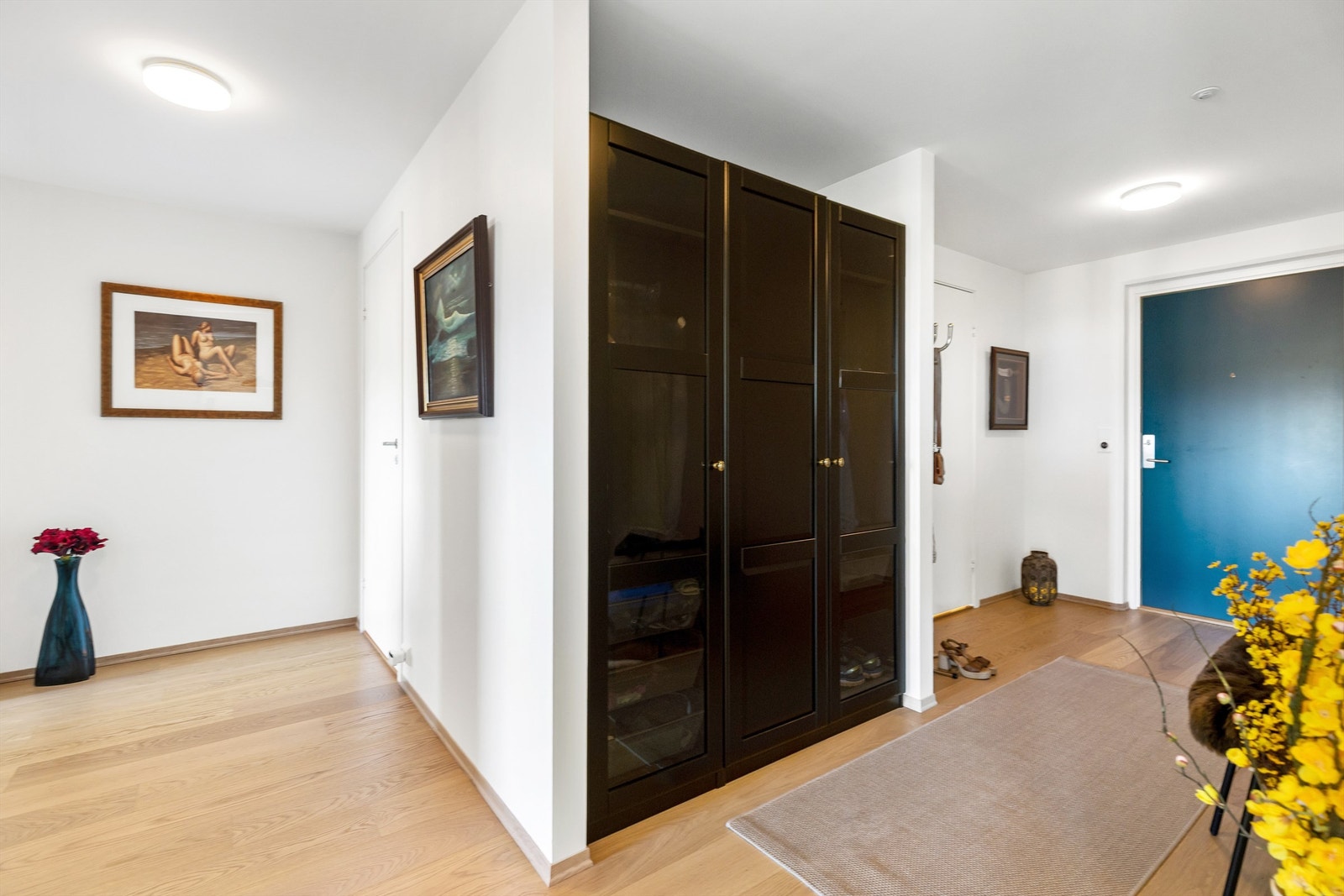 Hallen er innbydende med parkett på gulv og vannbåren gulvvarme. Her er det god plass til garderobeløsninger. Galleribilde