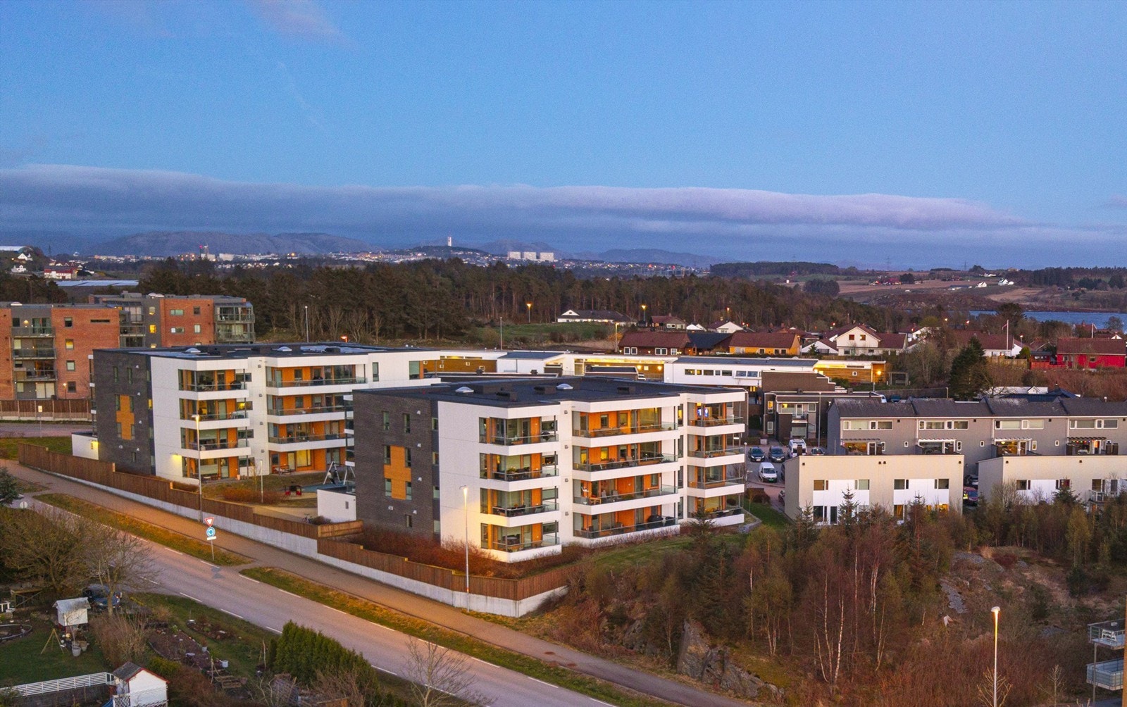 Busstoppet Varheiveien er kun et par minutters gange unna, med forbindelser mot Stavanger. Galleribilde