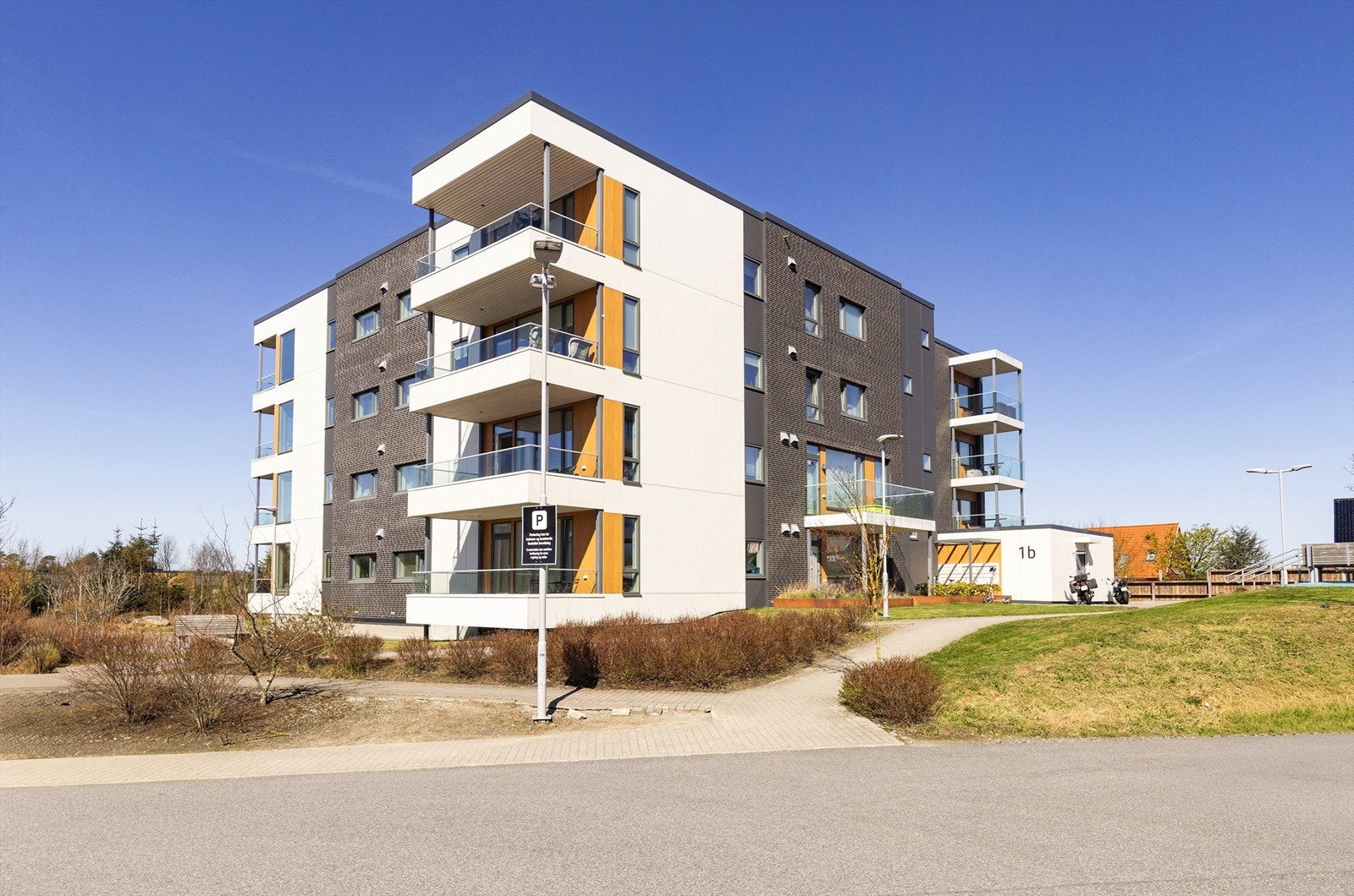 Moderne leilighetsbygg fra 2019 med fasader av fasadeplater og synlig murverk. Galleribilde